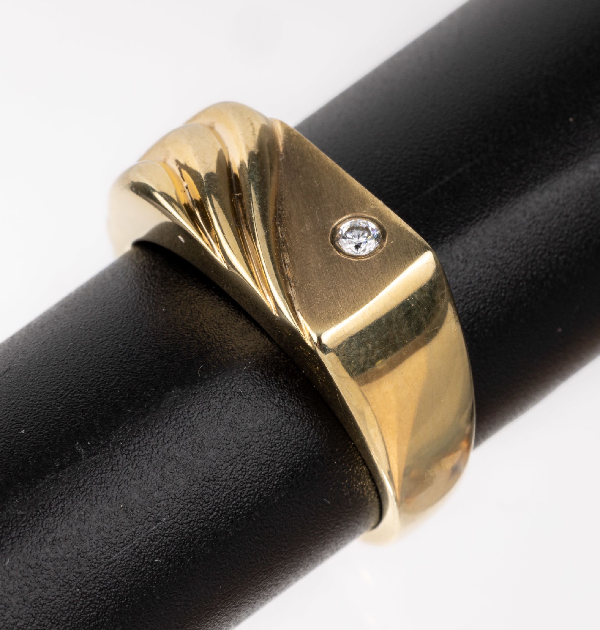 8 kt Gold Brillant-Herrenring, GG 333/000, part. sat., einzelner Brillant ca. 0.05 ct Weiß/si, RW 64, ca. 7.2 g