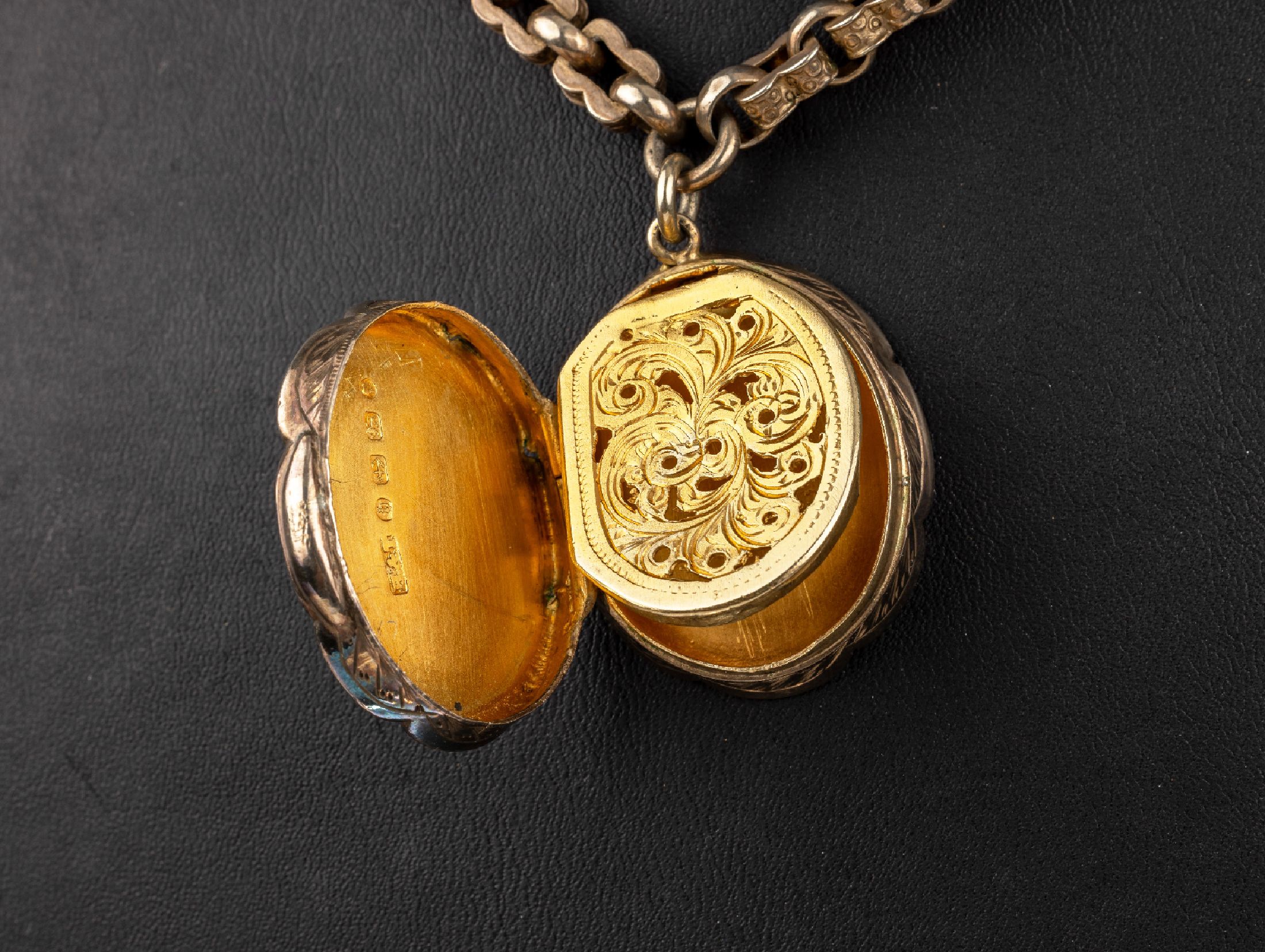 Detail a: Vinaigrette, 925er Silber, England Birmingham 1882, Deckel und Boden floral graviert, innen verg., Klappdeckel durchbrochen mit grav. Rocaillen, ...