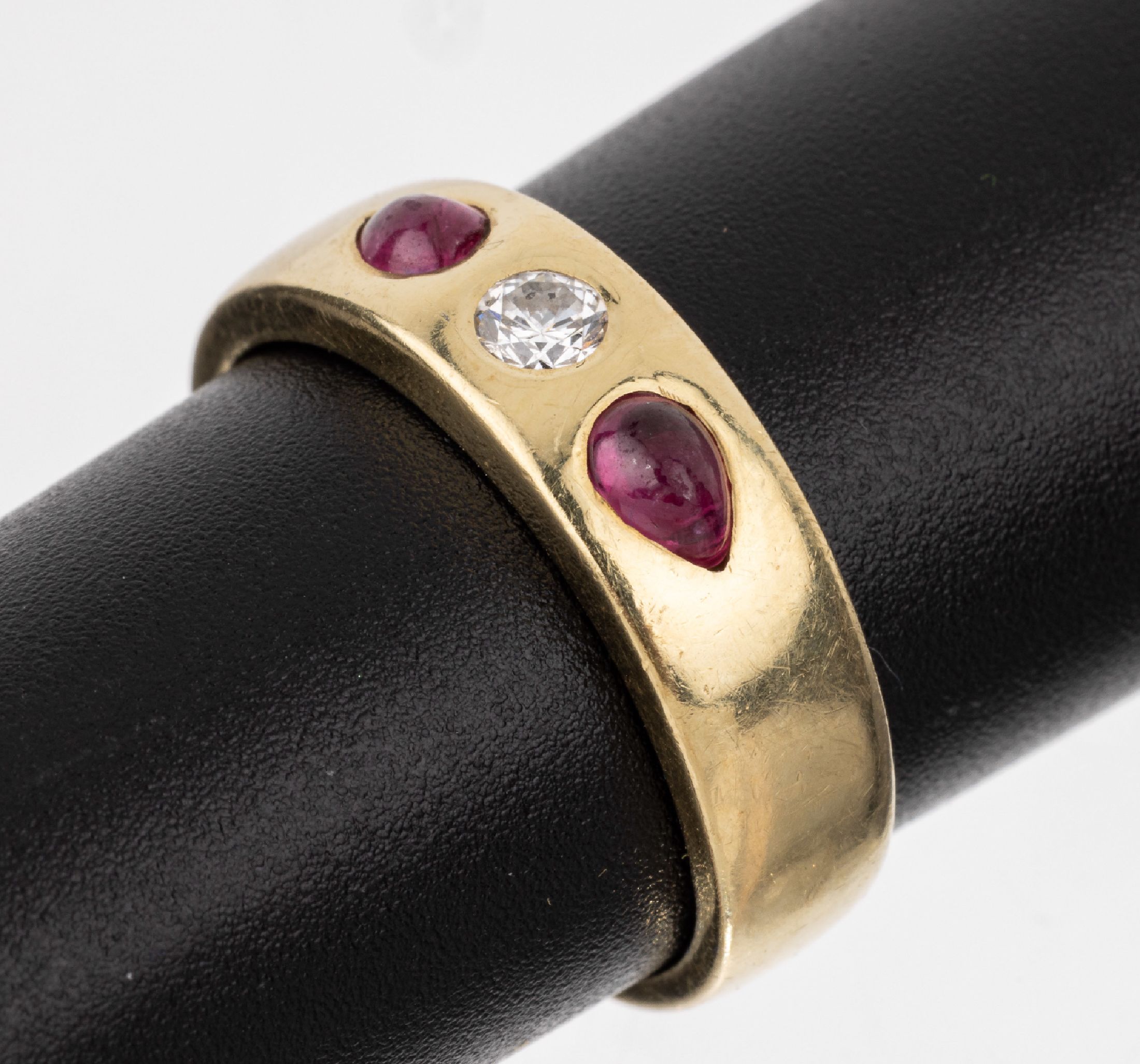 14 kt Gold Rubin-Brillant-Ring, GG 585/000,Brillant ca. 0.12 ct feines Weiß/p, 2 facett. Rubintropfen ca. 0.18 ct, RW 54, ca. 6.2 g