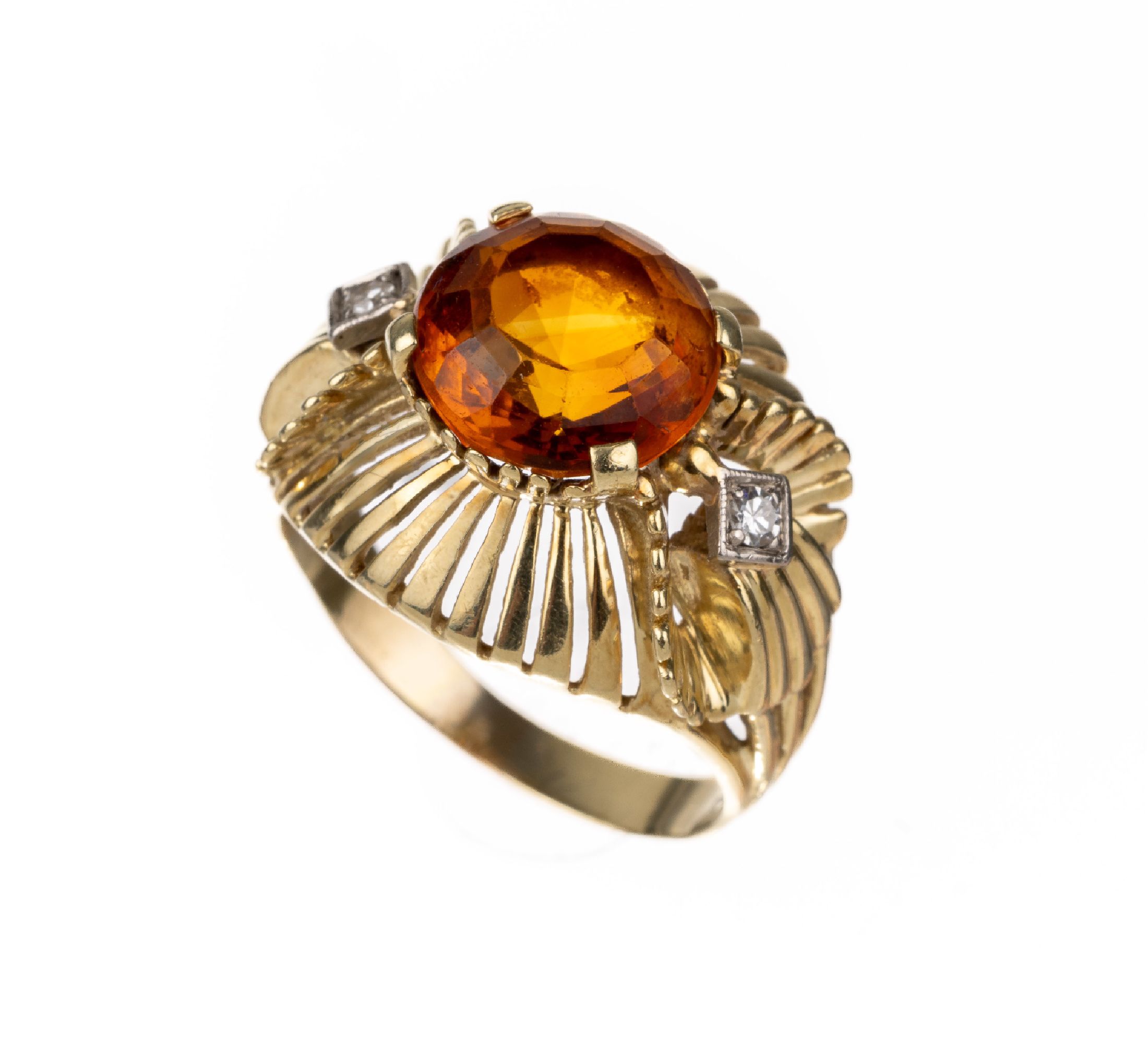 14 kt Gold Citrin-Diamant-Ring, GG 585/000,Ringkopf durchbrochen, mittig erhaben gefasster rundfacett. Citrin, 2 kl. 8/8- Diamanten, RW 55, ca. 6.2 g