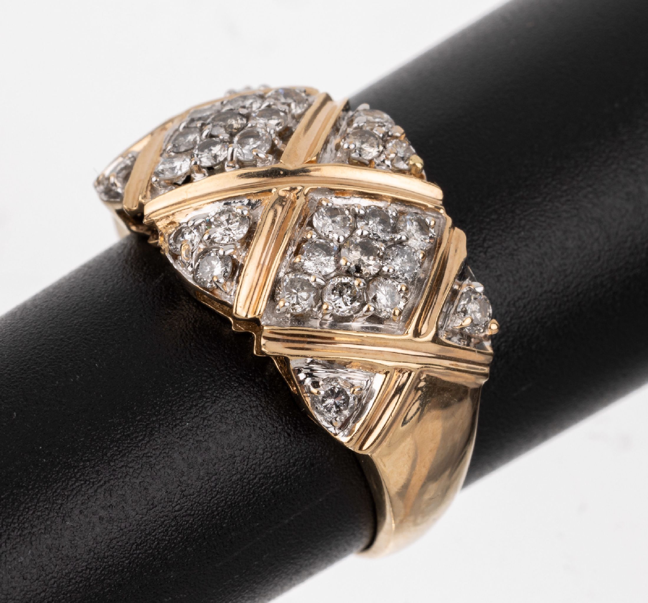 14 kt Gold Brillant-Ring, GG/WG 585/000, 28 in WG gefasste Brillanten zus. ca. 0.72 ct Weiß-get.Weiß/p, RW 61, ca. 5.6 g