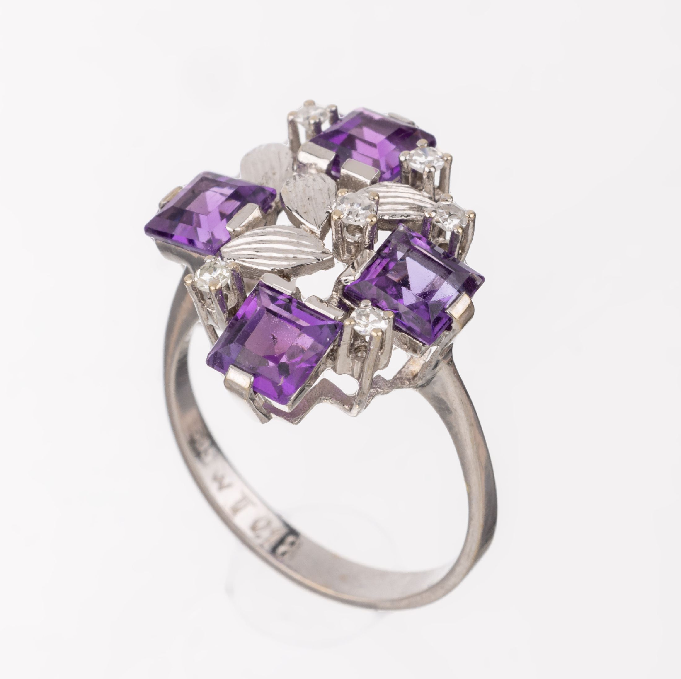 14 kt Gold Amethyst-Diamant-Ring, WG 585/000, 4 facett. Amethyste zus. ca. 3.60 ct,6 8/8-Diamanten zus. ca. 0.18 ct Weiß/p, RW 58, ca. 4.3 g