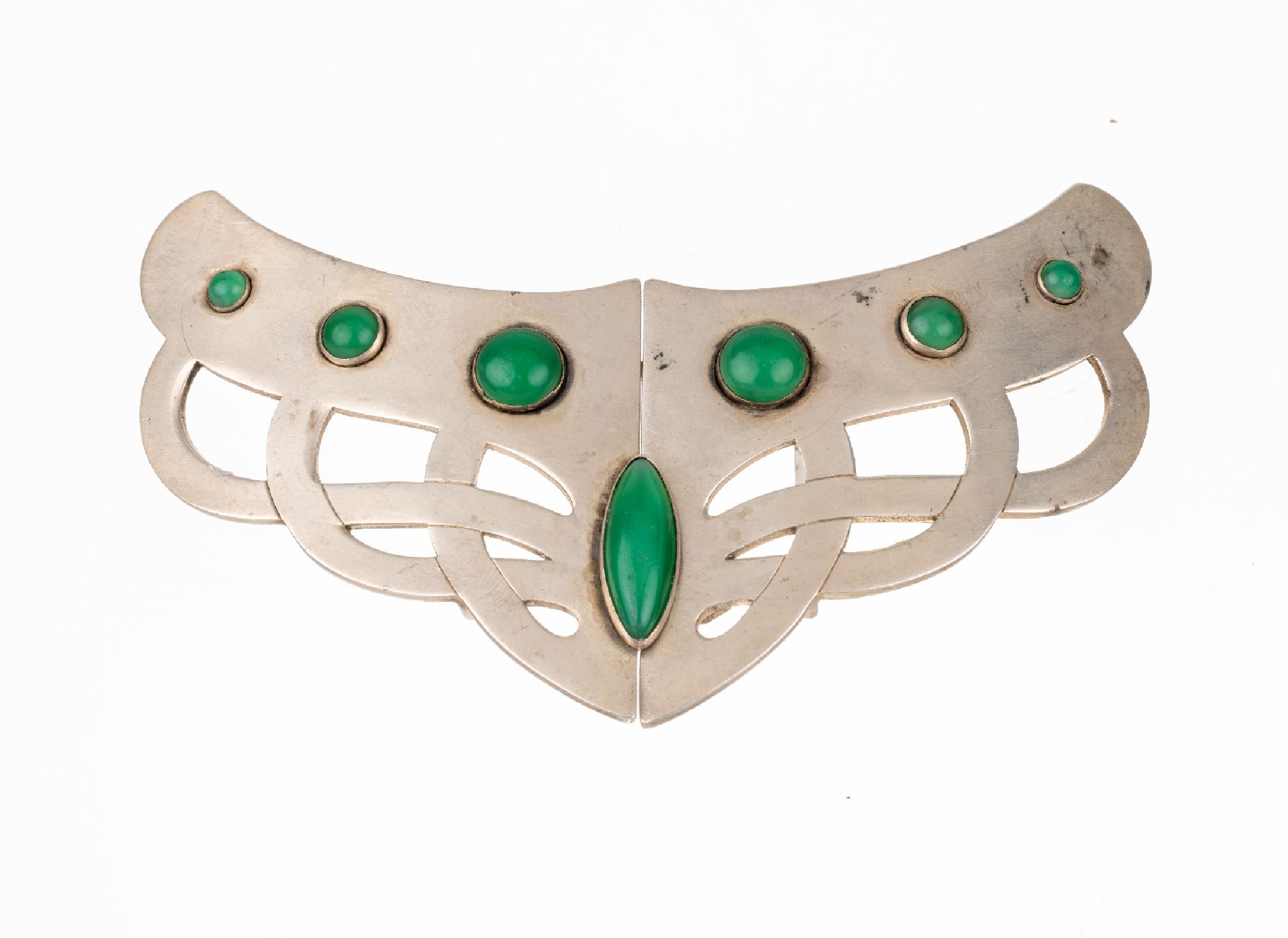 Jugendstil Gürtelschließe, um 1900, Metall versilbert, Grünachat-Cabochons in versch. Größen und Formen, ca. 11 x 6.5 cm