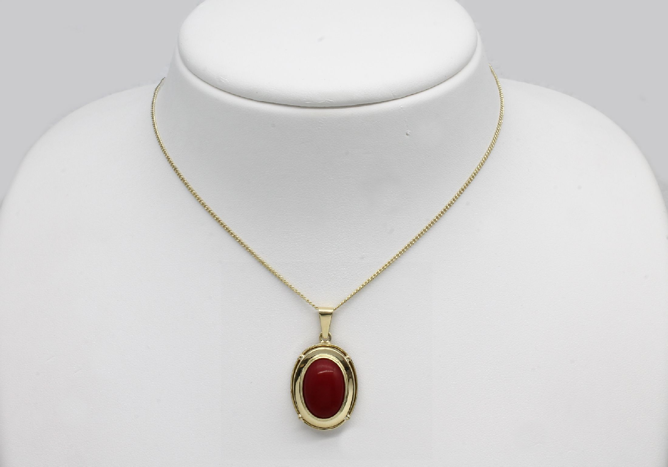 14 kt Gold Korallen-Anhänger, GG 585/000, schlicht, ovaler Korallen-Cabochon, an Kette, GG 585/000, L. ca. 49.5 cm, Federringschließe,ca. 9.0 g, ...