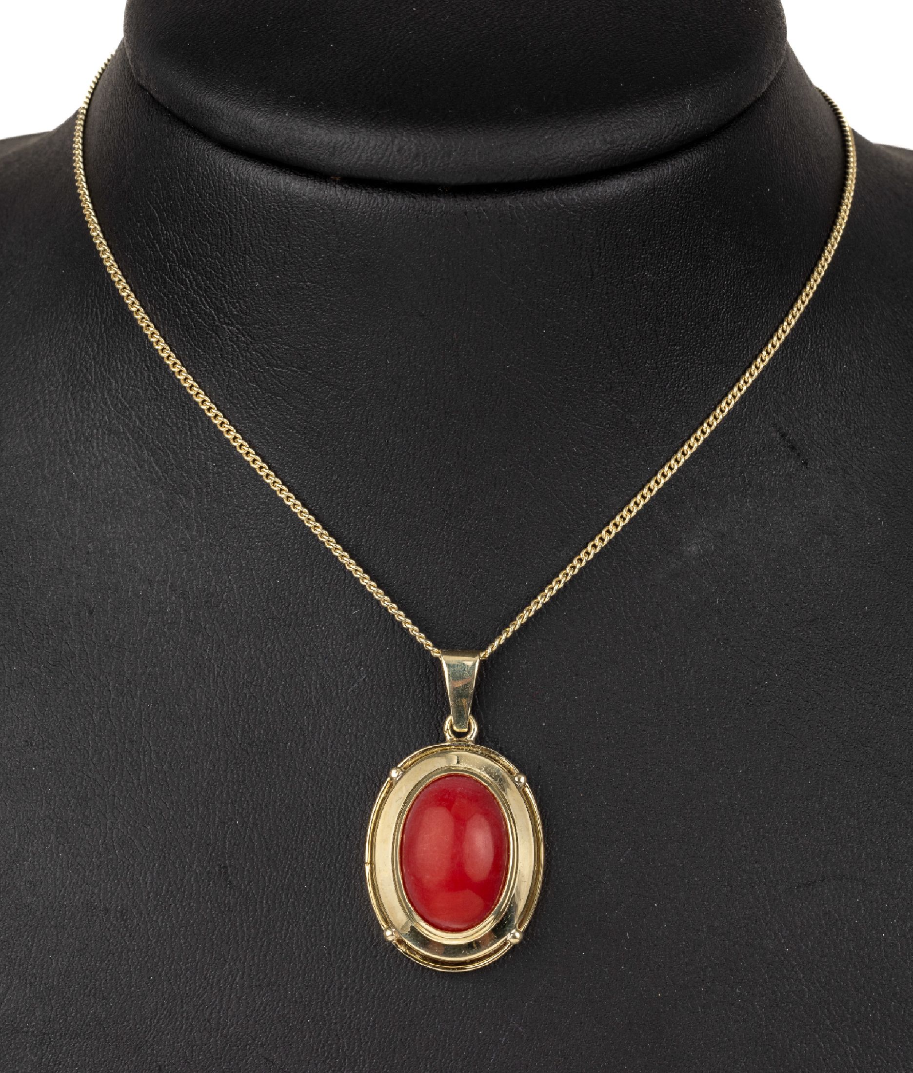 Detail b: 14 kt Gold Korallen-Anhänger, GG 585/000, schlicht, ovaler Korallen-Cabochon, an Kette, GG 585/000, L. ca. 49.5 cm, Federringschließe,ca. 9.0 g, ...