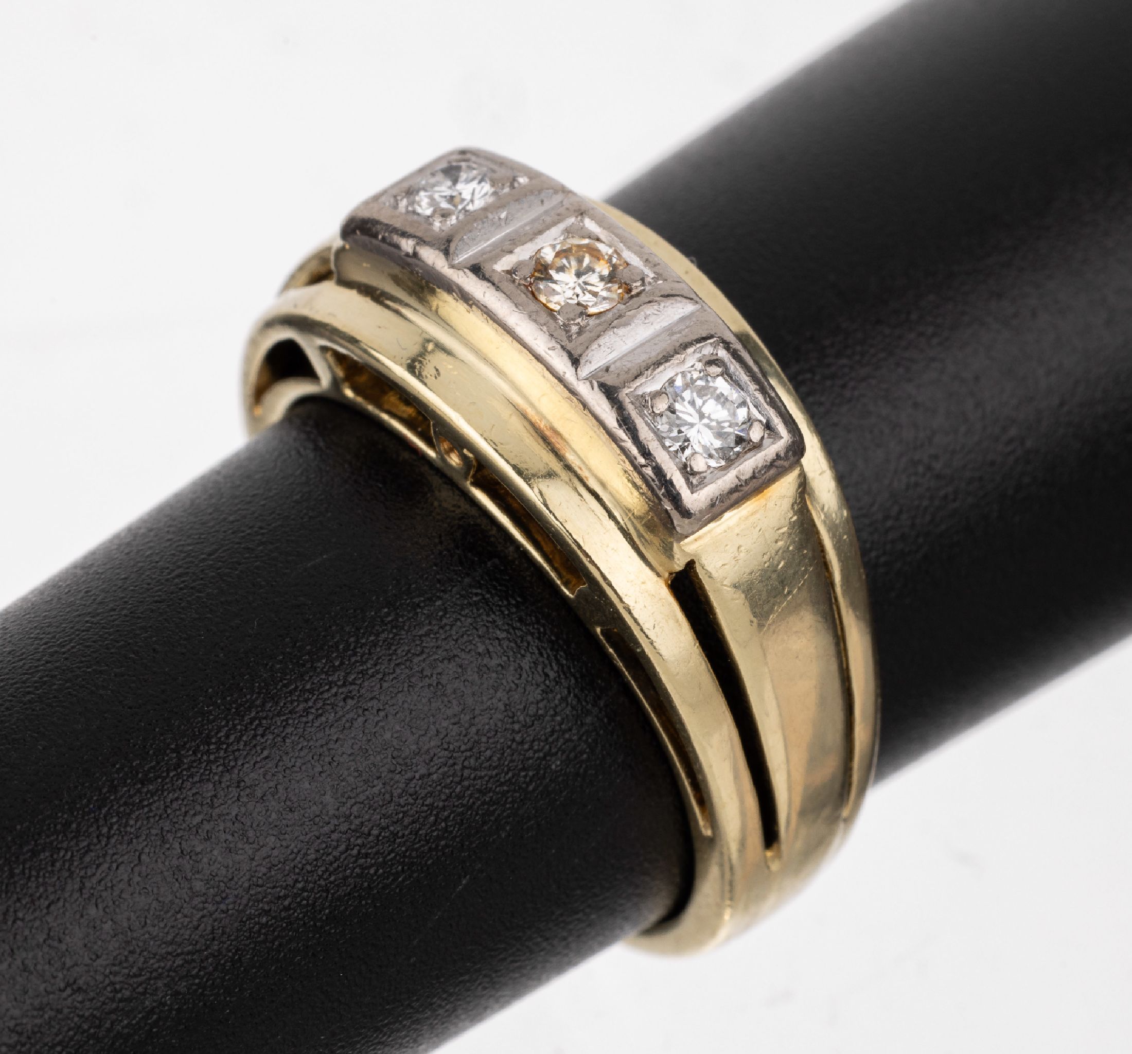 14 kt Gold Brillant-Ring, GG/WG 585/000, 3 in WG gefasste Brillanten zus. ca. 0.15 ct Weiß-get.Weiß/si, RW 55, ca. 6.6 g, Meistermarke unged.