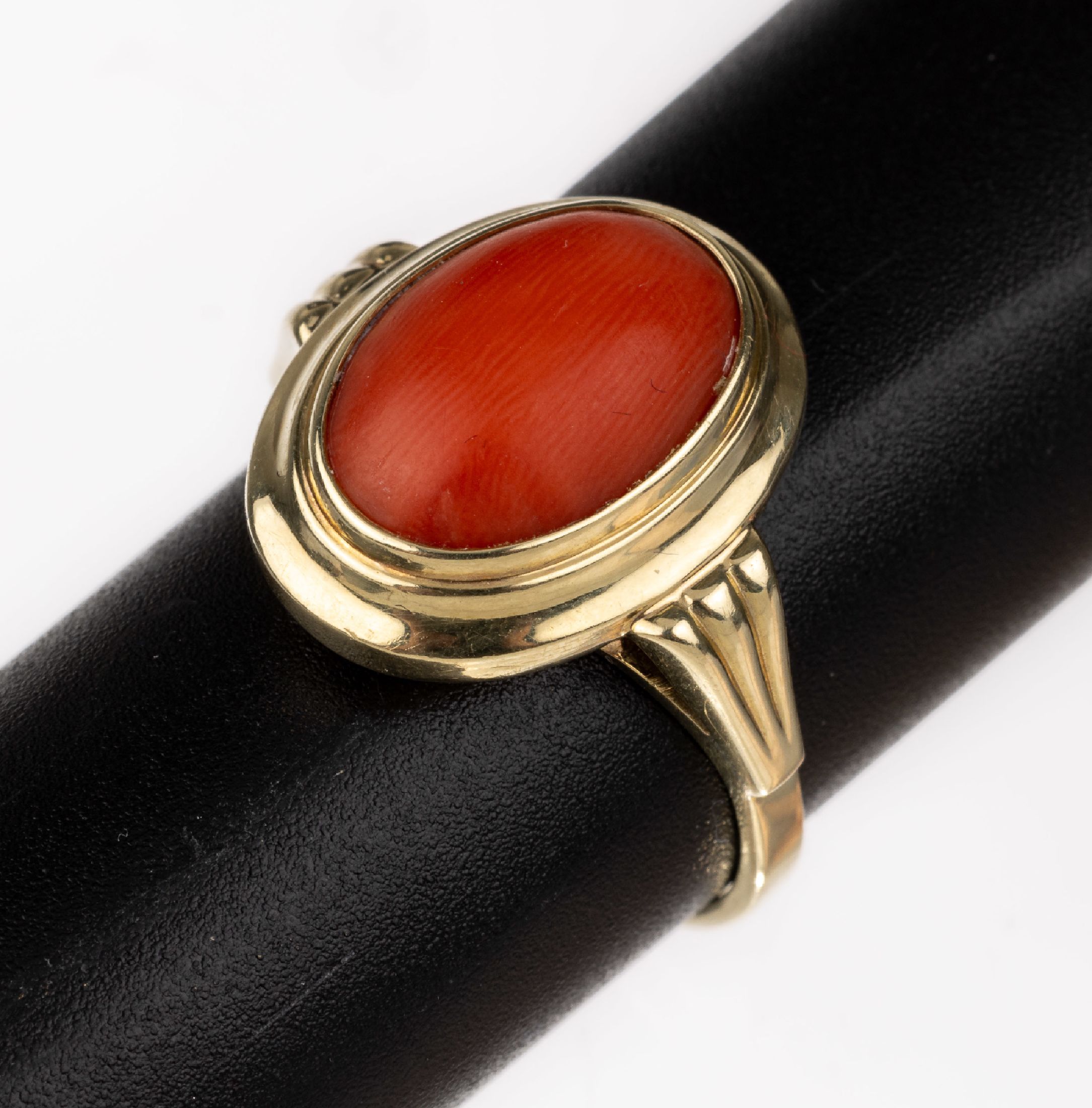 14 kt Gold Korallen-Ring, GG 585/000, schlichte Gestaltung, ovaler Korallen -Cabochon, RW 61, ca. 4.7 g, Versand nur innerhalb der EU