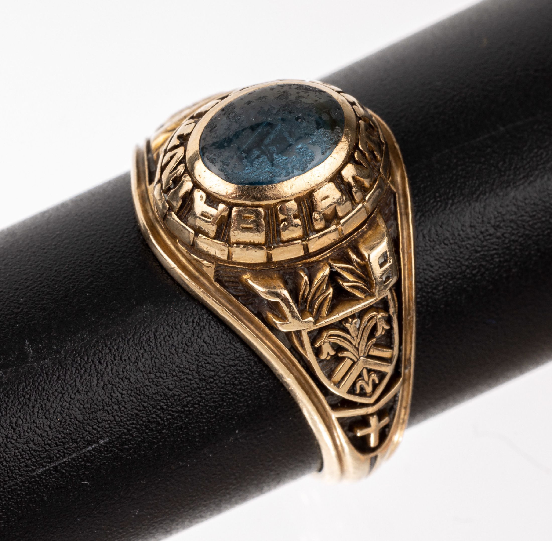 10 kt Gold College-Ring, GG 416/000, mittigaquamarinf. Glasstein, Ringschultern verziert,RW 57, ca. 6.6 g
