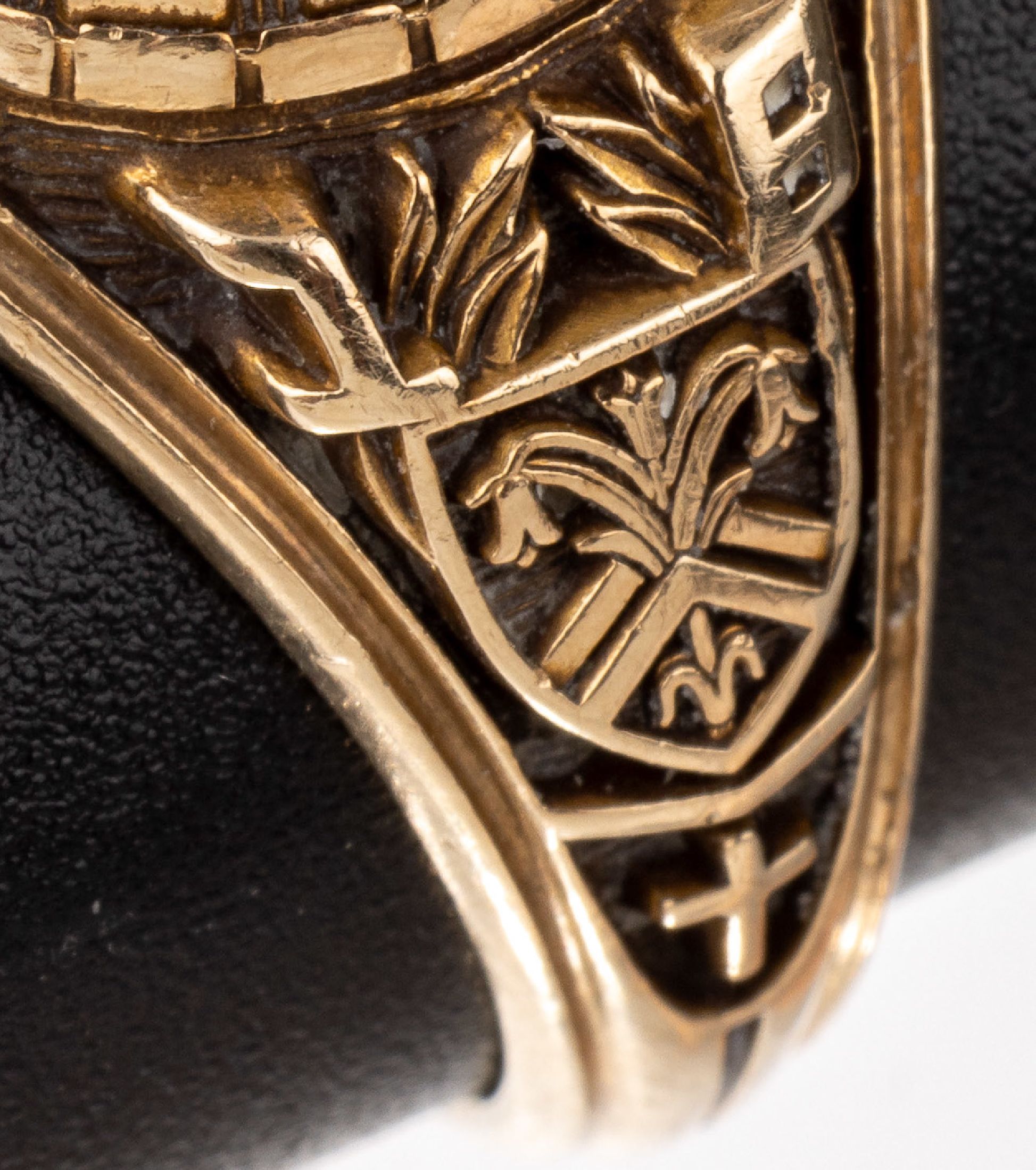 Detail a: 10 kt Gold College-Ring, GG 416/000, mittigaquamarinf. Glasstein, Ringschultern verziert,RW 57, ca. 6.6 g