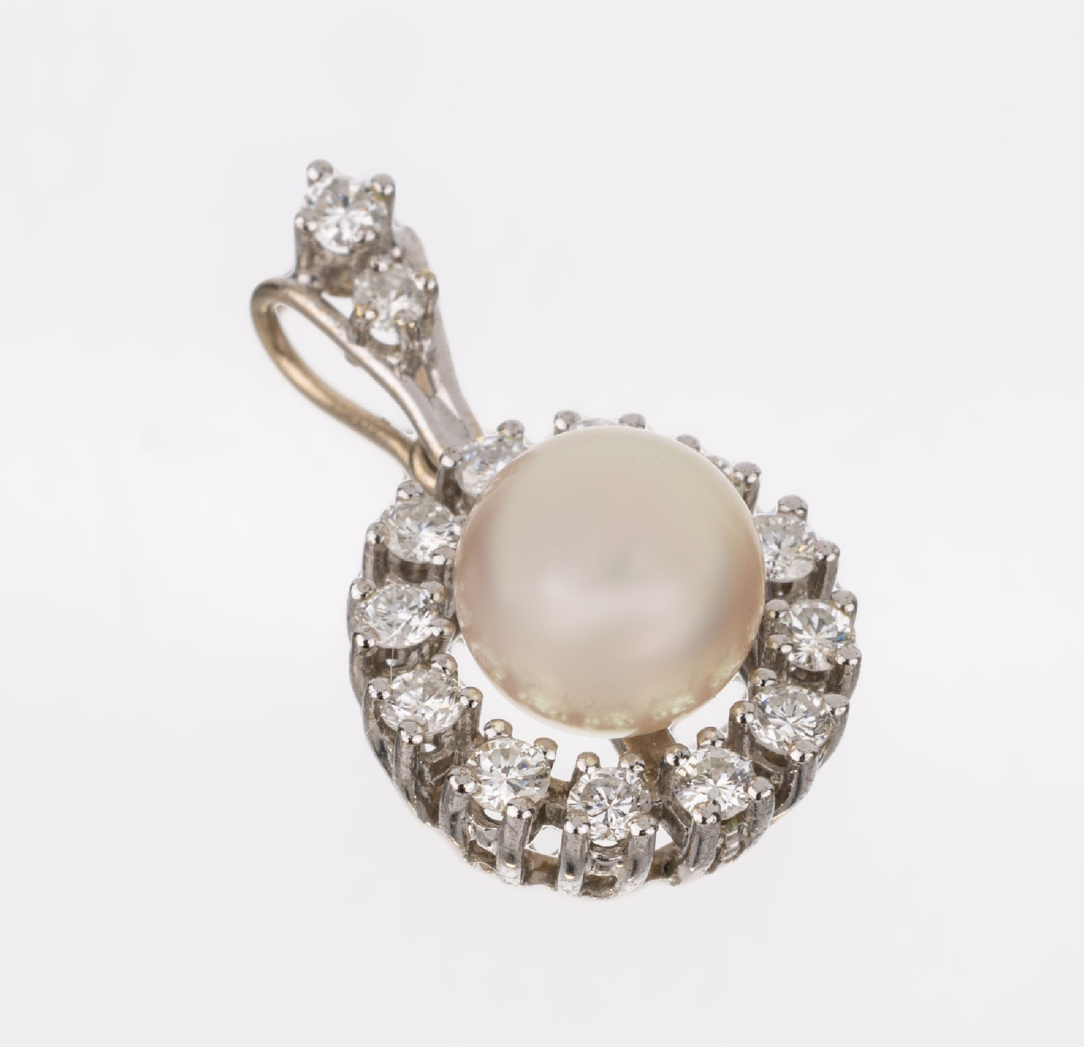 14 kt Gold Akoyazuchtperl-Brillant-Anhänger, WG 585/000, rosef. Perle, D. ca. 8 mm, umgeben von 15 Brillanten zus. ca. 0.75 ct Weiß/vs-si, ca. 2.9 ...