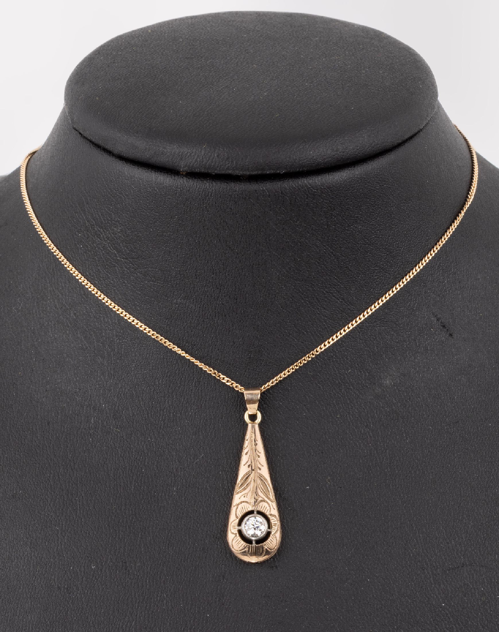 14 kt Gold Diamant-Anhänger, RG 585/000, gepr., in WG gefasster Altschliffdiamant ca. 0.25 ct l.get.Weiß/p, an Kette, L. ca. 45 cm, ...