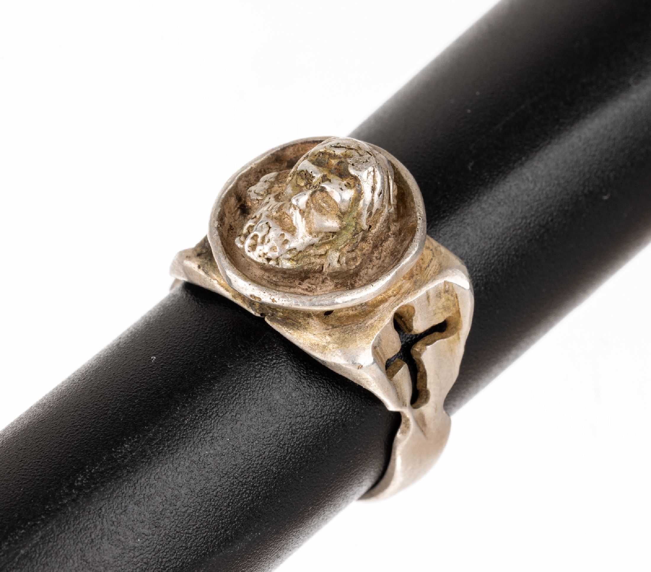 Historismus Ring, Silber gepr., um 1880, nach Vorbild eines Rings der Kreuzritter, 1095/99, Ringschultern durchbrochen, Ringkopf plastische ...