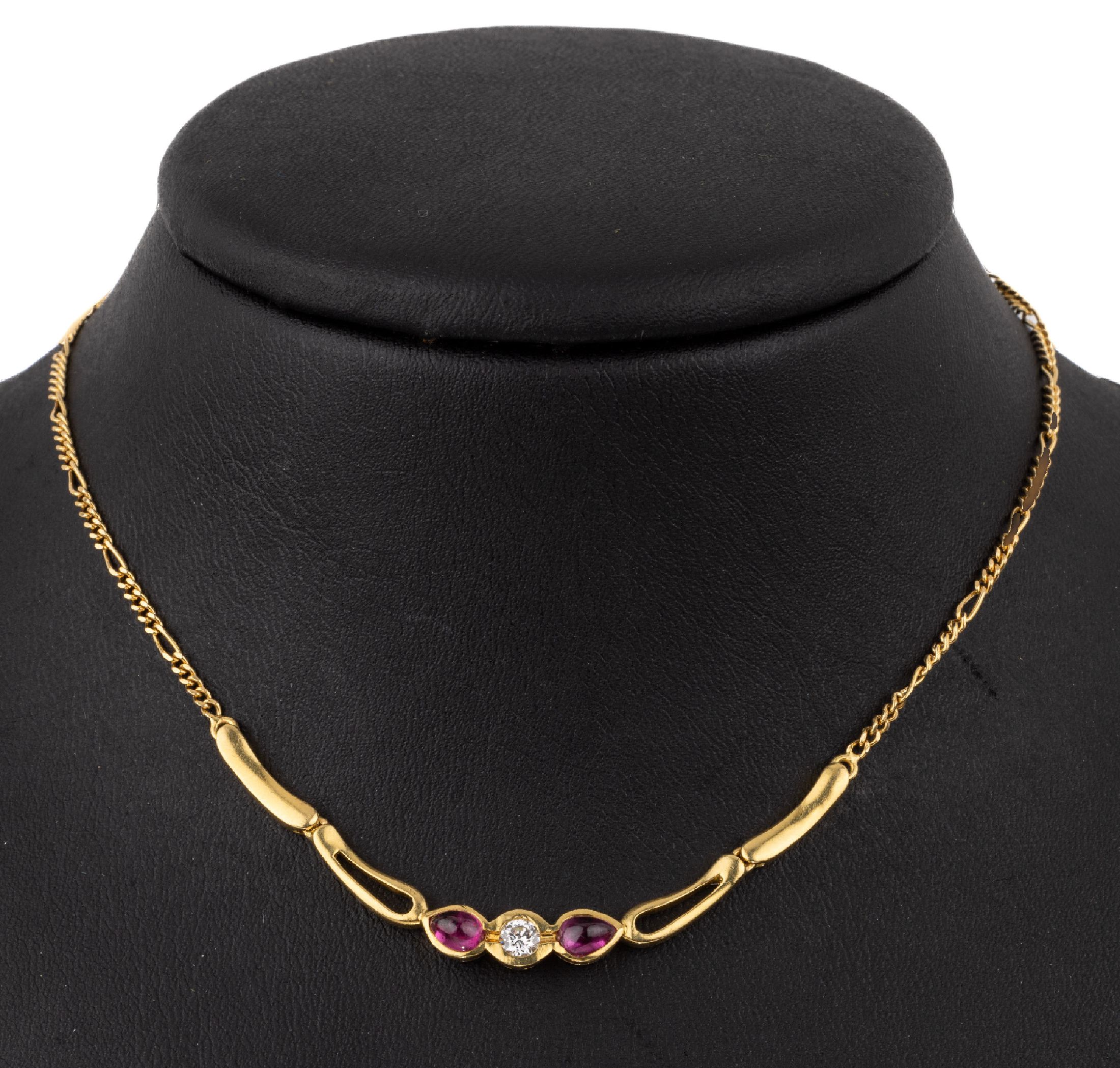 14 kt Gold Rubin-Brillant-Collier, GG 585/000, 2 tropfenf. Rubincabochons zus. ca. 0.26 ct, 1 Brillant ca. 0.15 ct feines Weiß/si, L. ca. 42 cm, ...