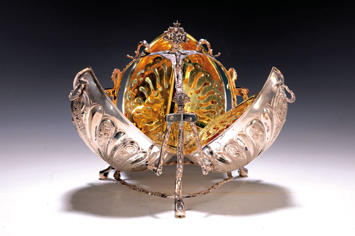 Detail a: Aufwändige Cabaretschale in Kugelform, 925er Sterlingsilber, in drei Teilen aufklappbar, innen vergoldet, drei Innenfächer mit Deckeln in ...
