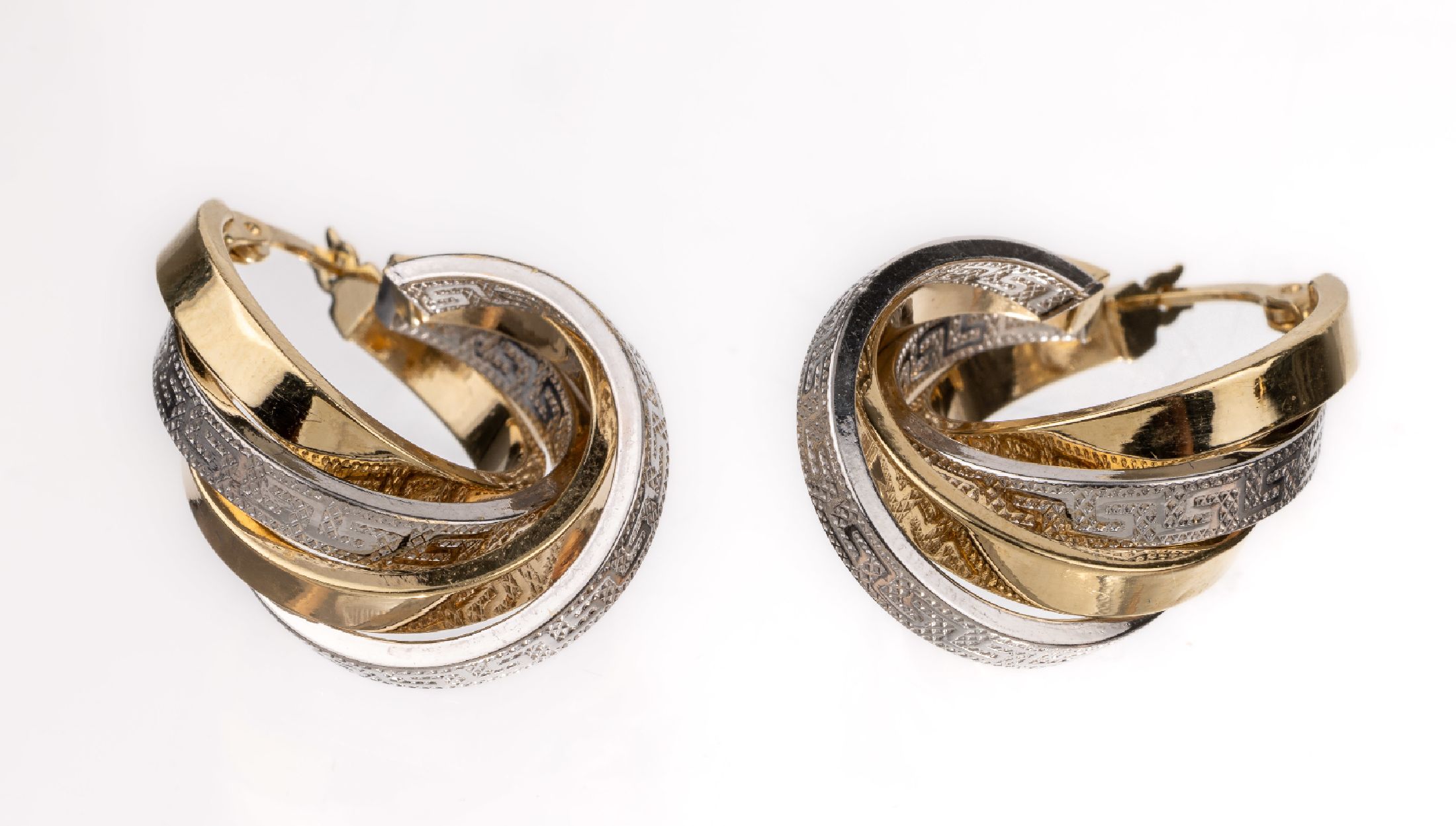 Paar 14 kt Gold Ohrhänger, GG/WG 585/000, GG und WG ineinander verschlungen, WG-Elementemit grav. Mäandermuster, ca. 3.8 g