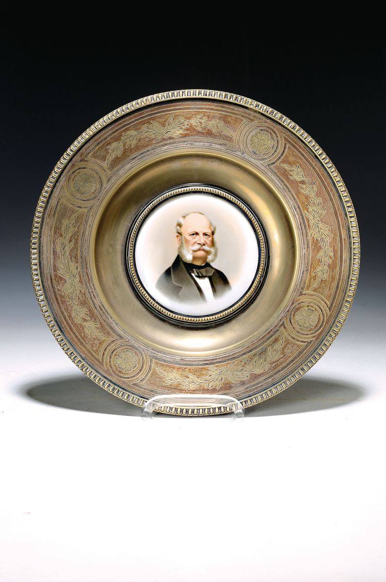 Zierschale, Alexander Karch, 1865-1915 St. Petersburg/Berlin, Metallfassung fein ziseliert, mittig eingelassene Porzellanmalerei, Porträt Kaiser ...