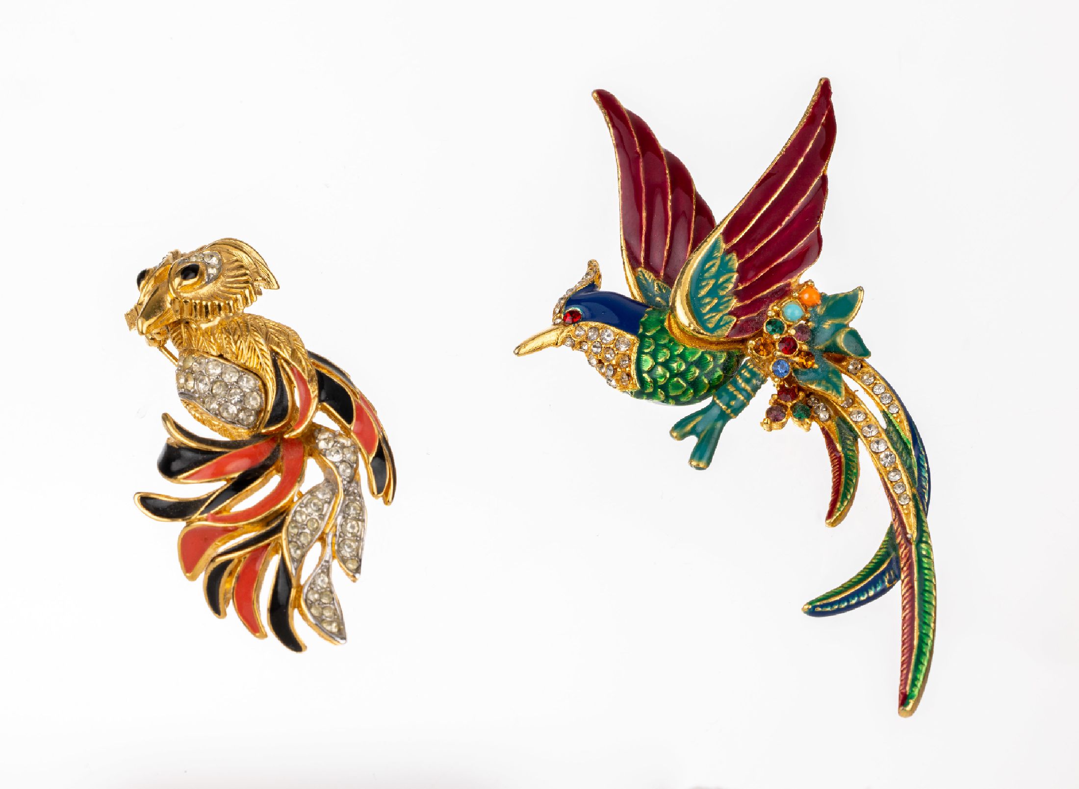 Konvolut 2 Modeschmuck-Broschen, Metall verg., wohl USA, 1 x Paradiesvogel mit polychromen Hartlack und Strasssteinen, ca. 10x 6 cm und 1 x Vogel ...