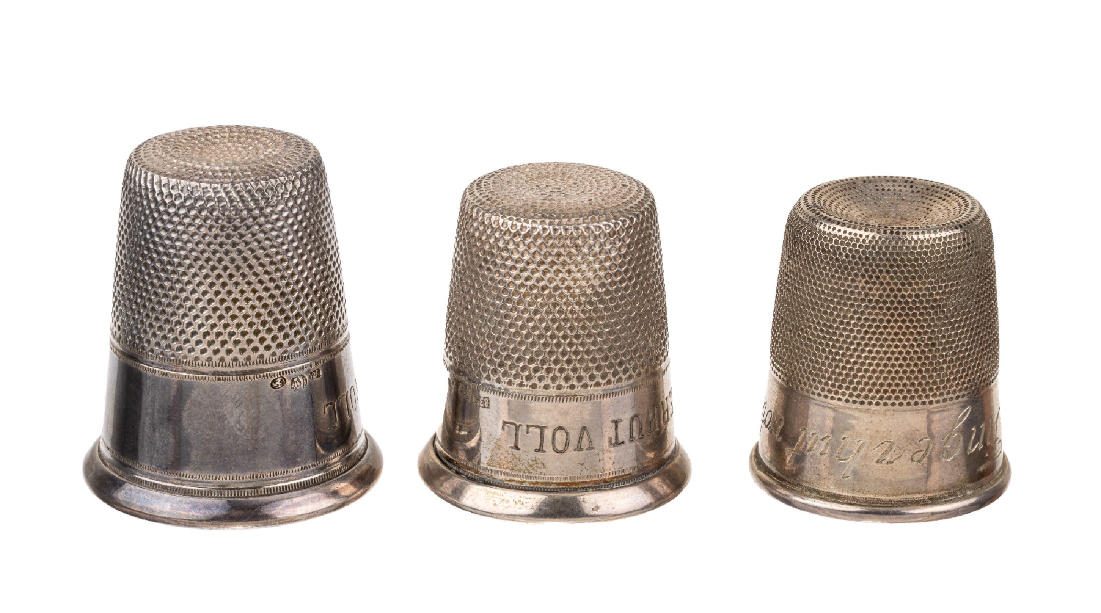 Konvolut 3 Schnapsbecher, deutsch um 1930, 800er Silber, in Form von Fingerhüten, innen verg., je umlaufend "Nur ein Fingerhut voll", H. ...