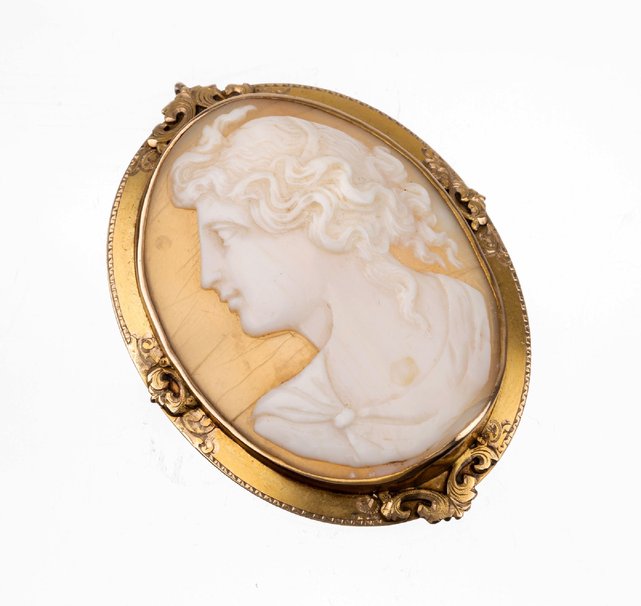 8 kt Gold Kamee-Brosche, GG 333/000 gepr., um 1890, ovale Muschelkamee, Darstellung einerjungen Dame im Profil, l. rissig, Rahmung mit Rocaillen, ...
