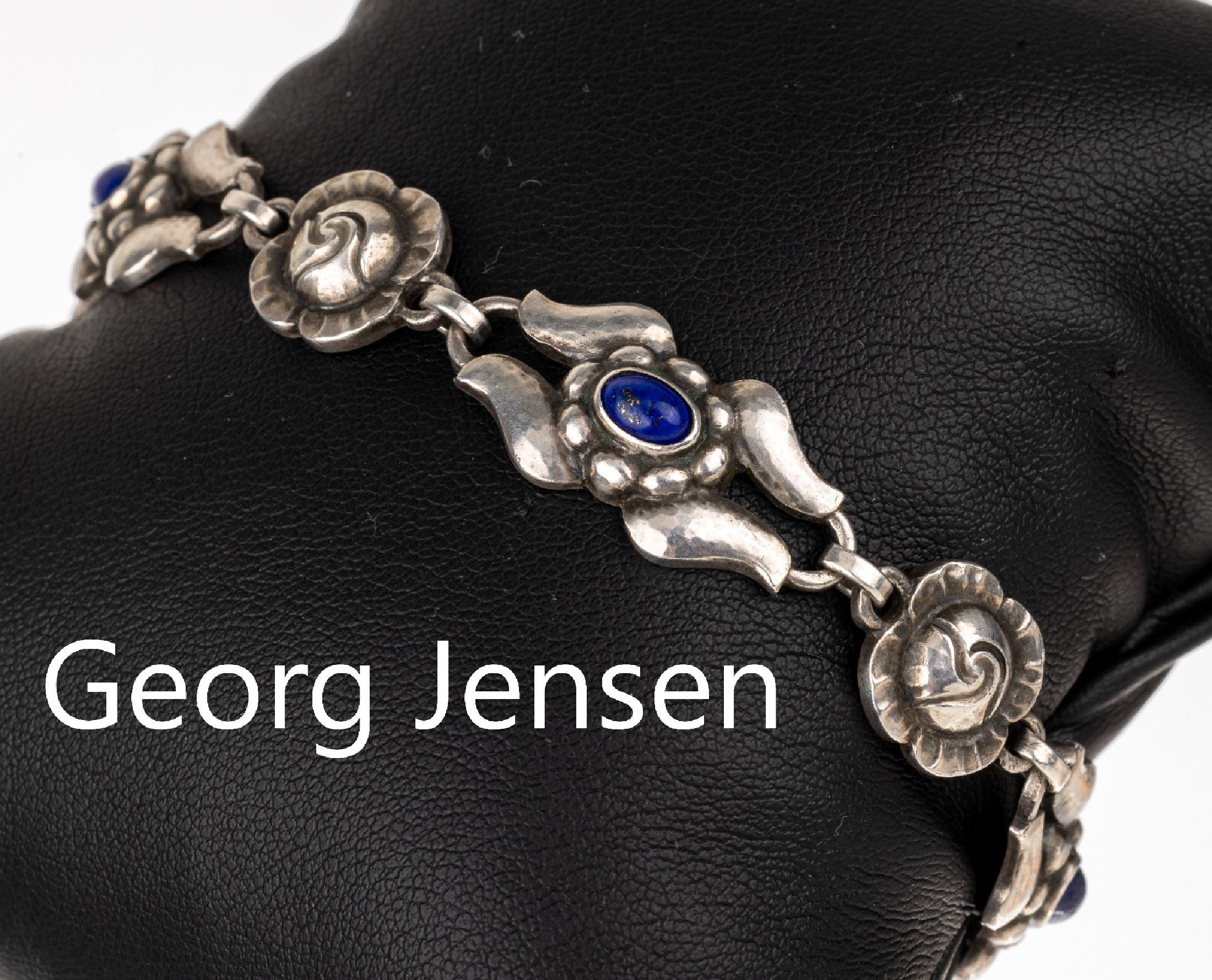 GEORG JENSEN Lapislazuli-Armband, 925er Silber, Dänemark nach 1945, Modellnr. 18, florale Glieder mit Lapislazuli-Cabochons, L. ca. 18.5 cm, ...