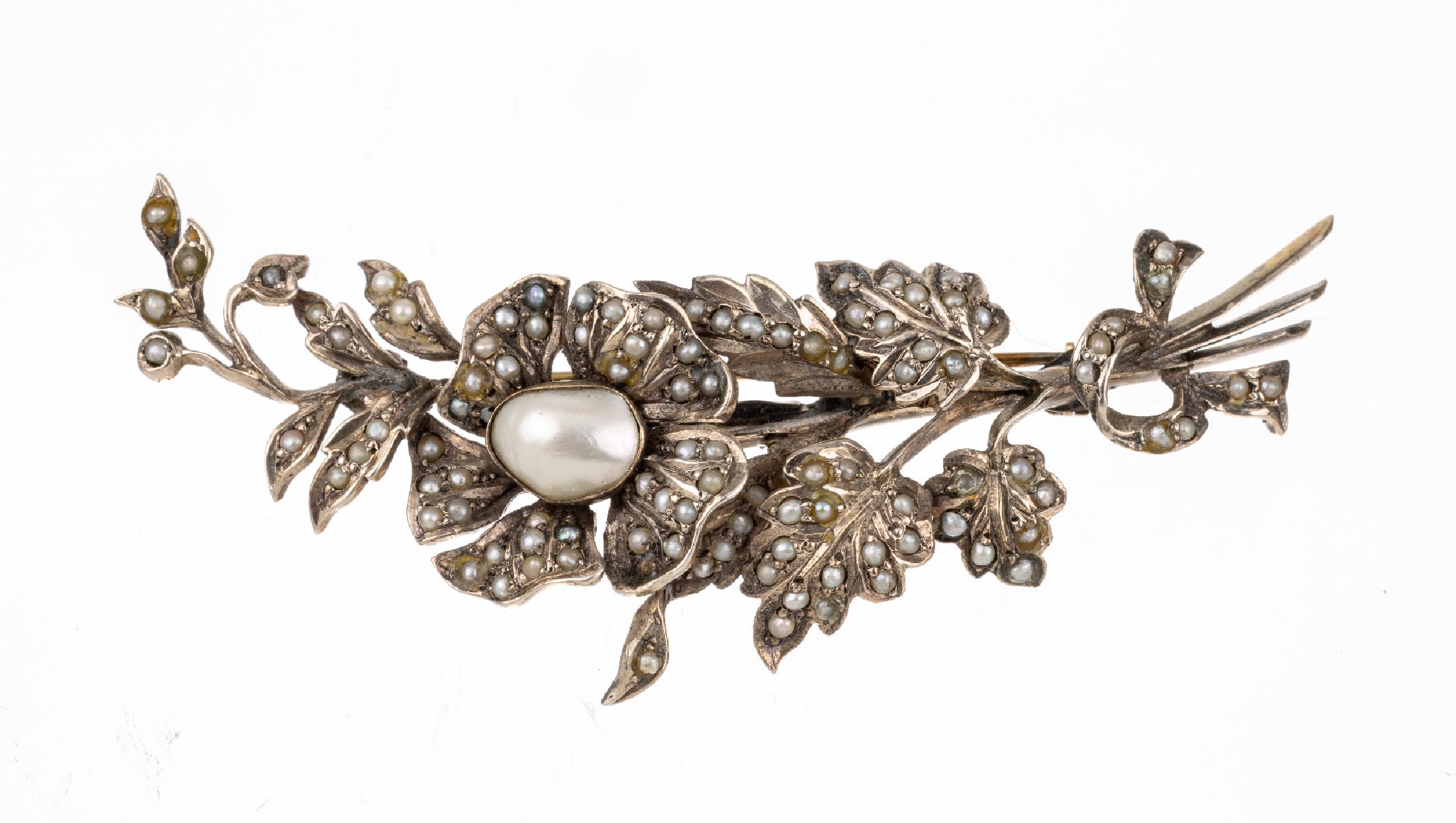 Perl-Brosche, um 1880, Silber, Darstellung eines Blumenstraußes, kl. Saatperlen, ca. 7 x 2.5 cm, rückseitig Zinnlot
