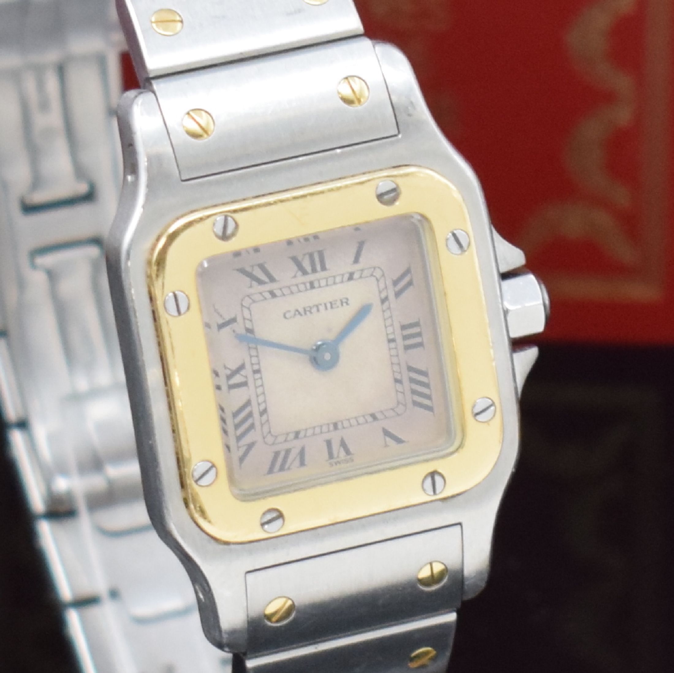 Detail d: CARTIER Santos Damenarmbanduhr in Stahl/Gold Referenz 1057930, Schweiz verk. lt. beil. Pap. 08/1993, quartz, Boden 8-fach verschr., orig. Gliederband ...