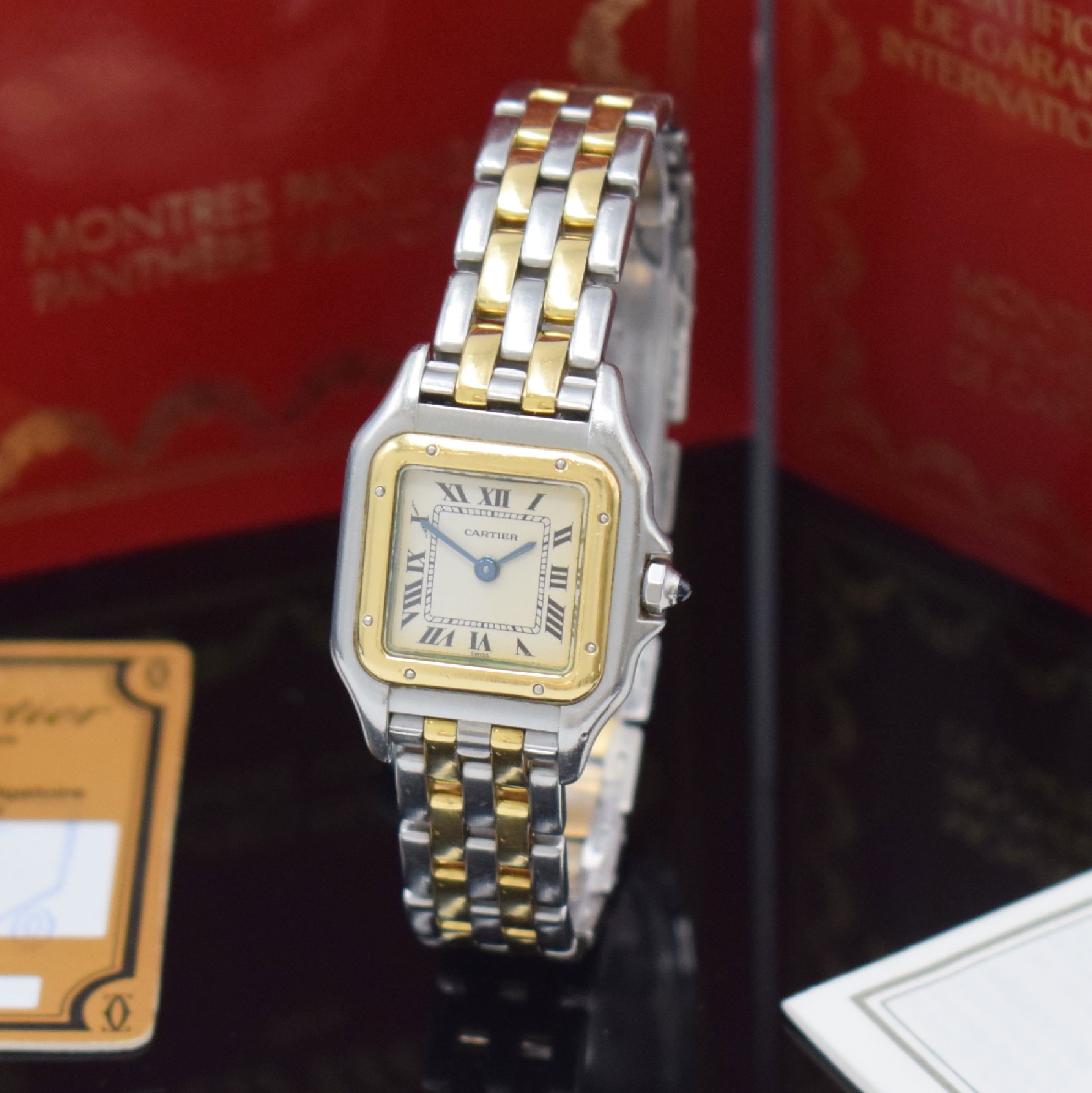 Detail a: CARTIER Panthere Damenarmbanduhr Referenz 1057917C, Schweiz verk. lt. beil. Pap. 08/1993, quarz, Boden 8-fach verschr., Schmuckkrone, orig. ...