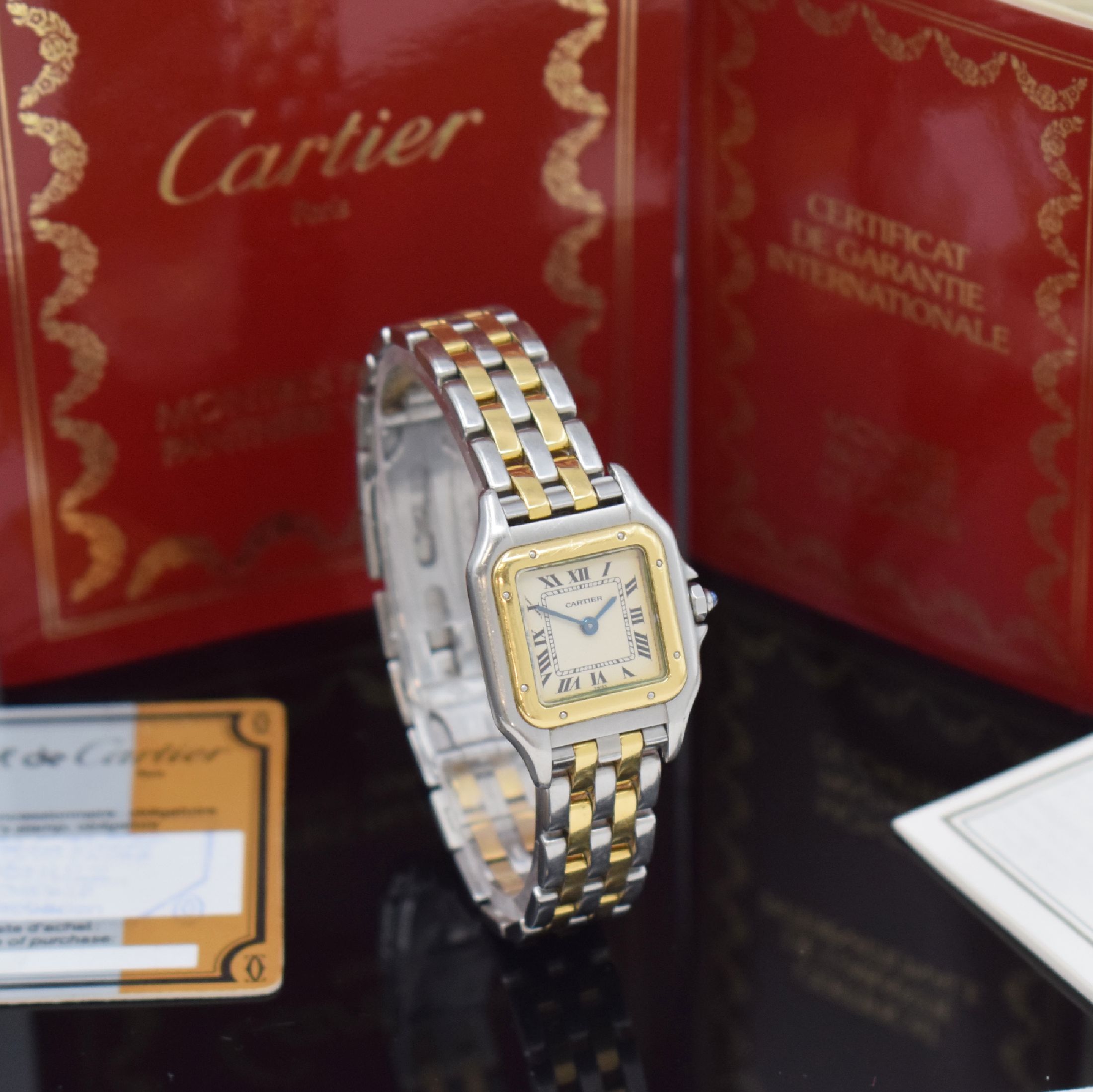 Detail c: CARTIER Panthere Damenarmbanduhr Referenz 1057917C, Schweiz verk. lt. beil. Pap. 08/1993, quarz, Boden 8-fach verschr., Schmuckkrone, orig. ...