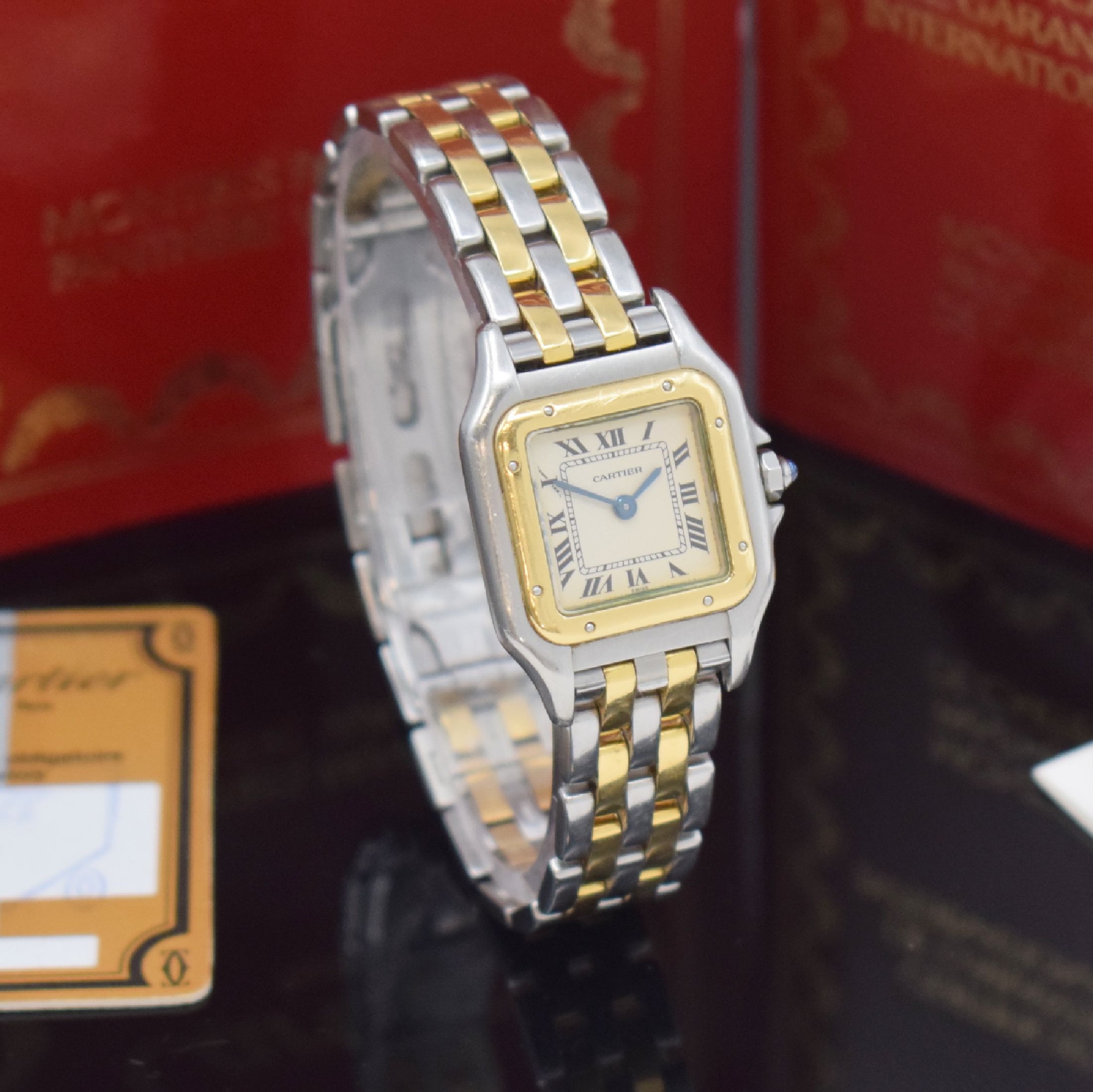 Detail d: CARTIER Panthere Damenarmbanduhr Referenz 1057917C, Schweiz verk. lt. beil. Pap. 08/1993, quarz, Boden 8-fach verschr., Schmuckkrone, orig. ...