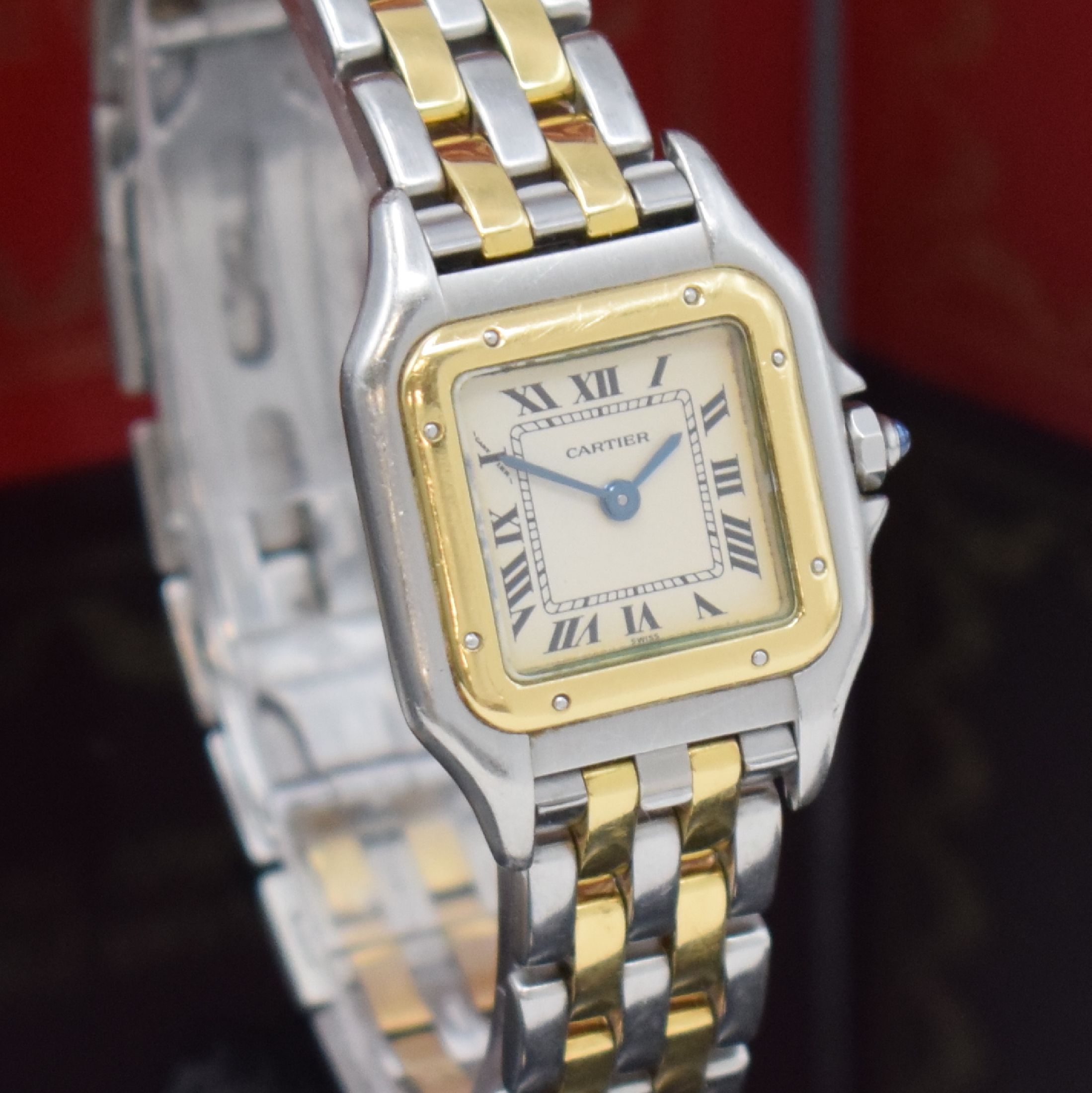 Detail e: CARTIER Panthere Damenarmbanduhr Referenz 1057917C, Schweiz verk. lt. beil. Pap. 08/1993, quarz, Boden 8-fach verschr., Schmuckkrone, orig. ...