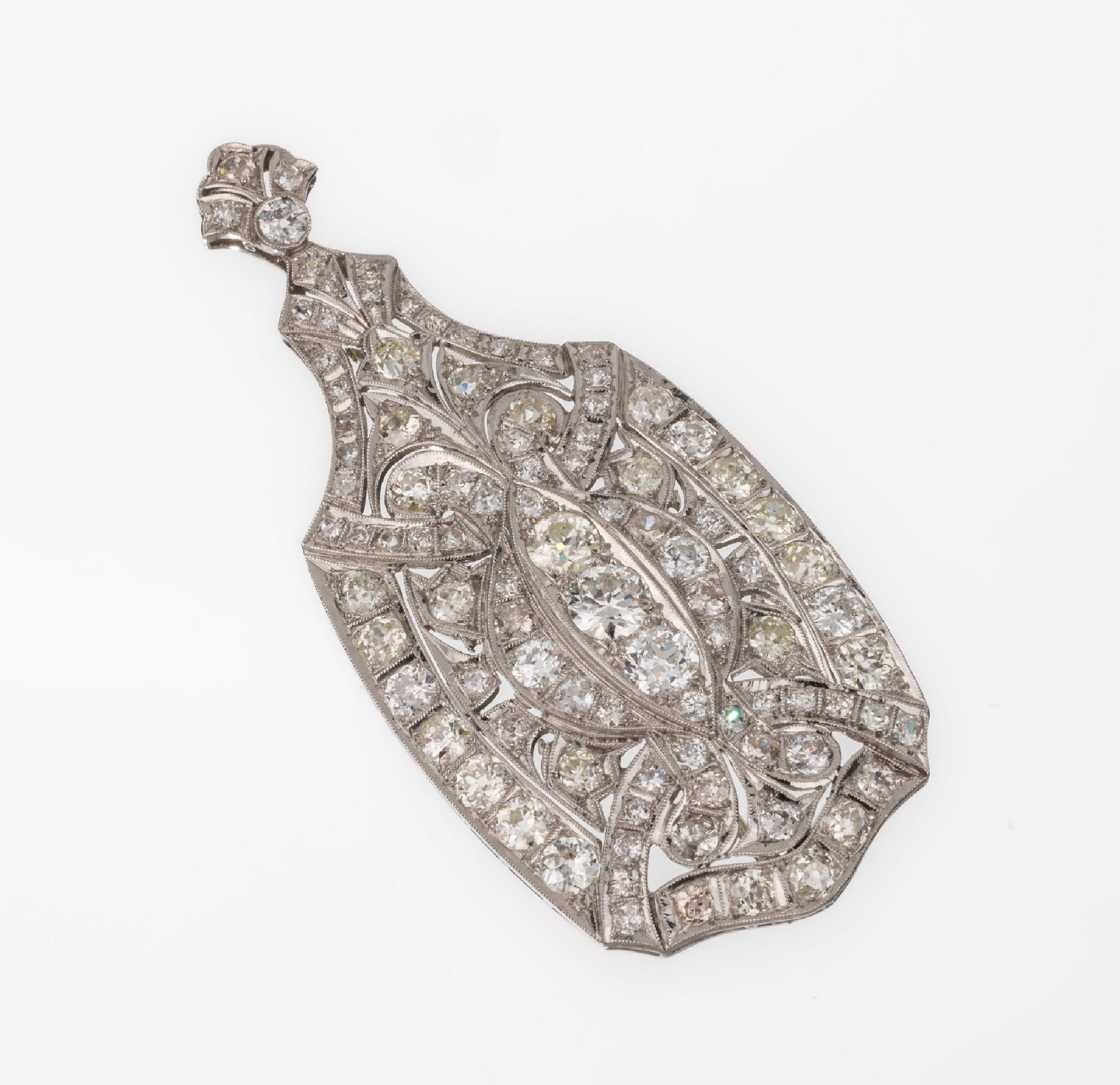 Detail a: Platin Art Deco Diamant-Brosche/Anhänger, um 1910/20, Pt gepr., bes. mit 94 Altschliffdiamanten zus. ca. 7.80 ct Weiß-get.Weiß/si+p, sehr feine ...