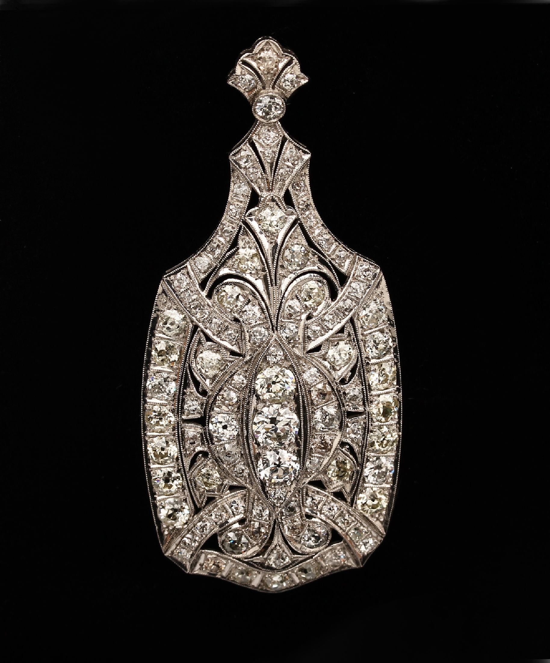 Detail b: Platin Art Deco Diamant-Brosche/Anhänger, um 1910/20, Pt gepr., bes. mit 94 Altschliffdiamanten zus. ca. 7.80 ct Weiß-get.Weiß/si+p, sehr feine ...