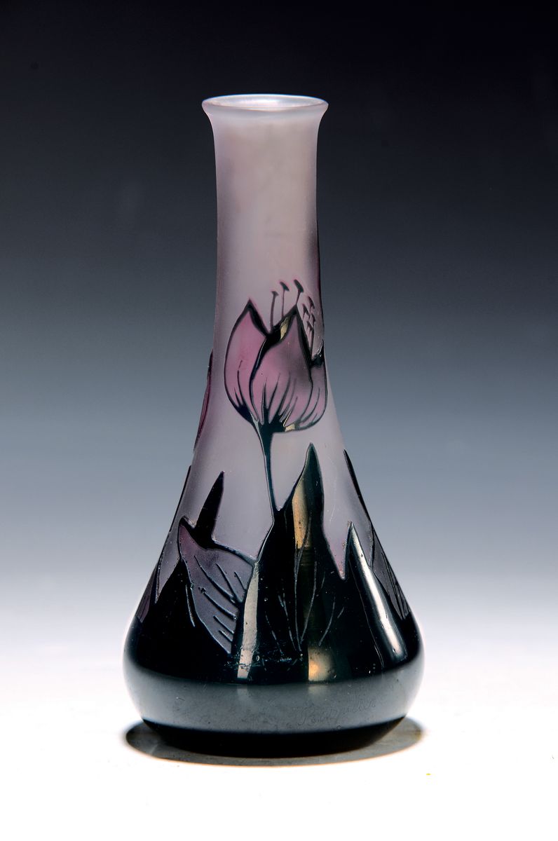 Ziervase, Georges Raspiller, Straßbourg, um 1920, violettfarbenes Glas mattiert, dunkelgrün überfangen, geätzter Dekor mit Blüten, Keulenform, ...