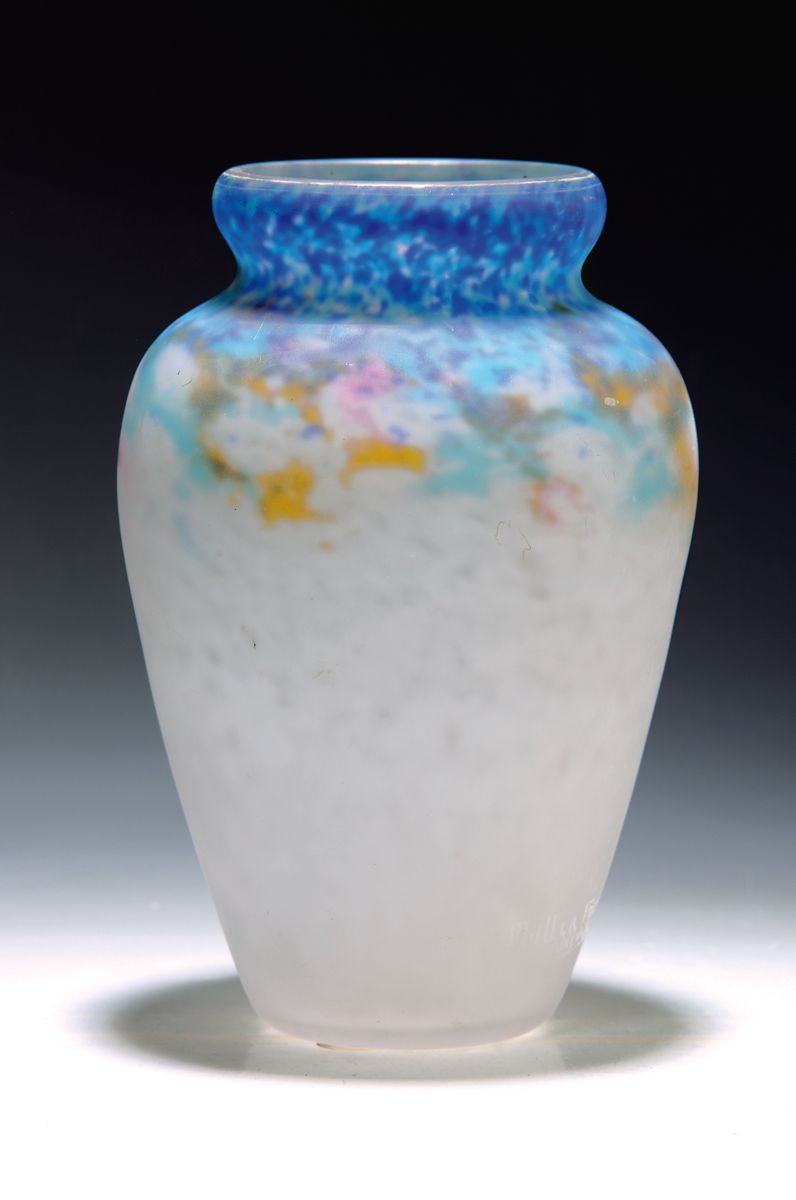 Ziervase, Müller Freres, Frankreich, farbloses Glas, blaue, türkis-, rosa- u. orangefarbene Einpuderungen an Schulter und Mündung, mattgeätzt, ...