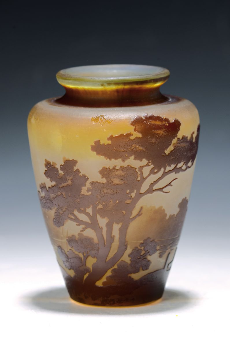 Ziervase, Emile Galle, um 1904/06, farbloses Glas, kastanienbraun überfangen, gelbe Einpuderungen, geätzter Dekor mit bukolischer Flusslandschaft, ...