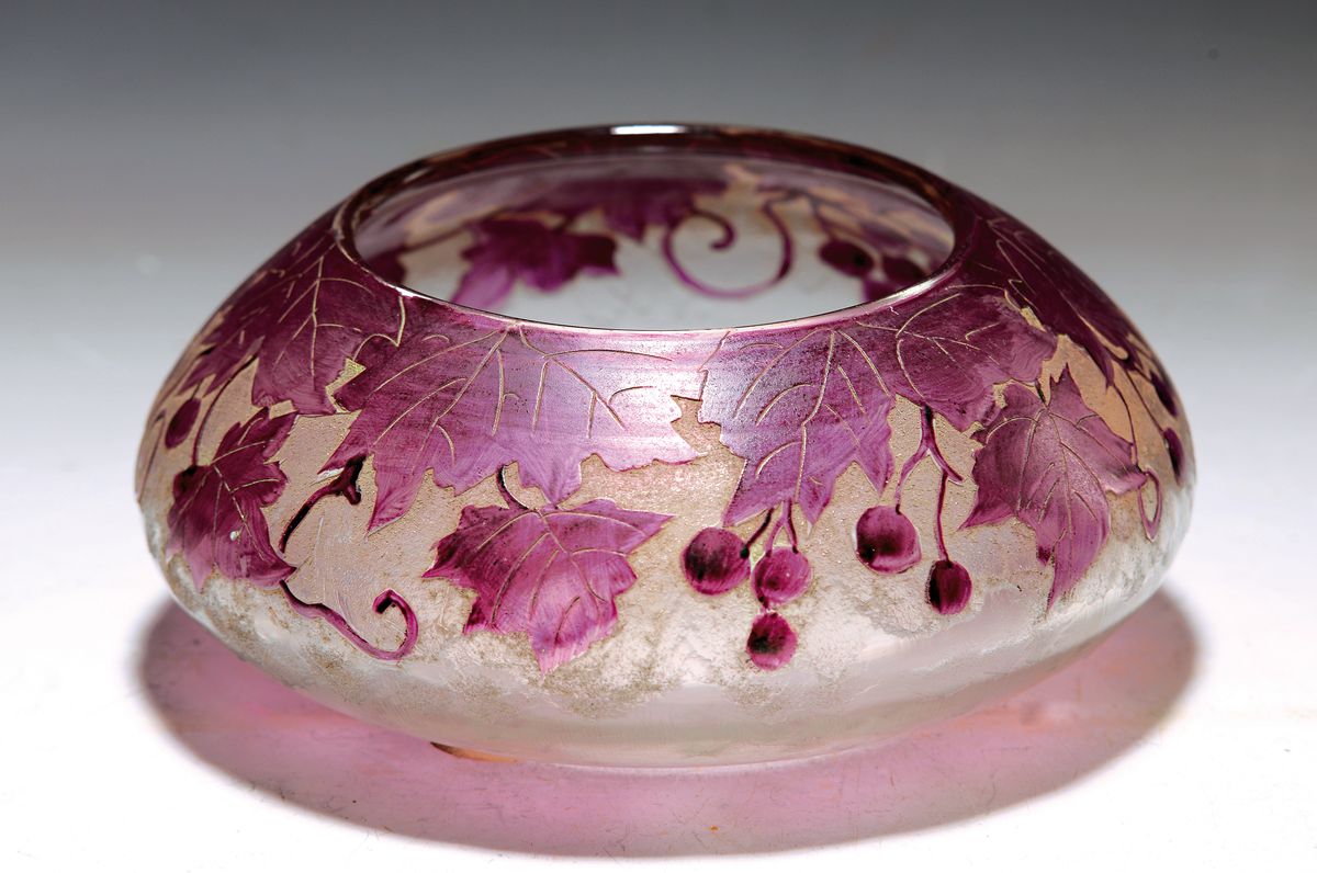 Zierschale, Legras, Frankreich, um 1900-15, Farbloses Glas, geätzter Dekor mit Weinranken, violett bemalt, obere Hälfte mit geätztem ...
