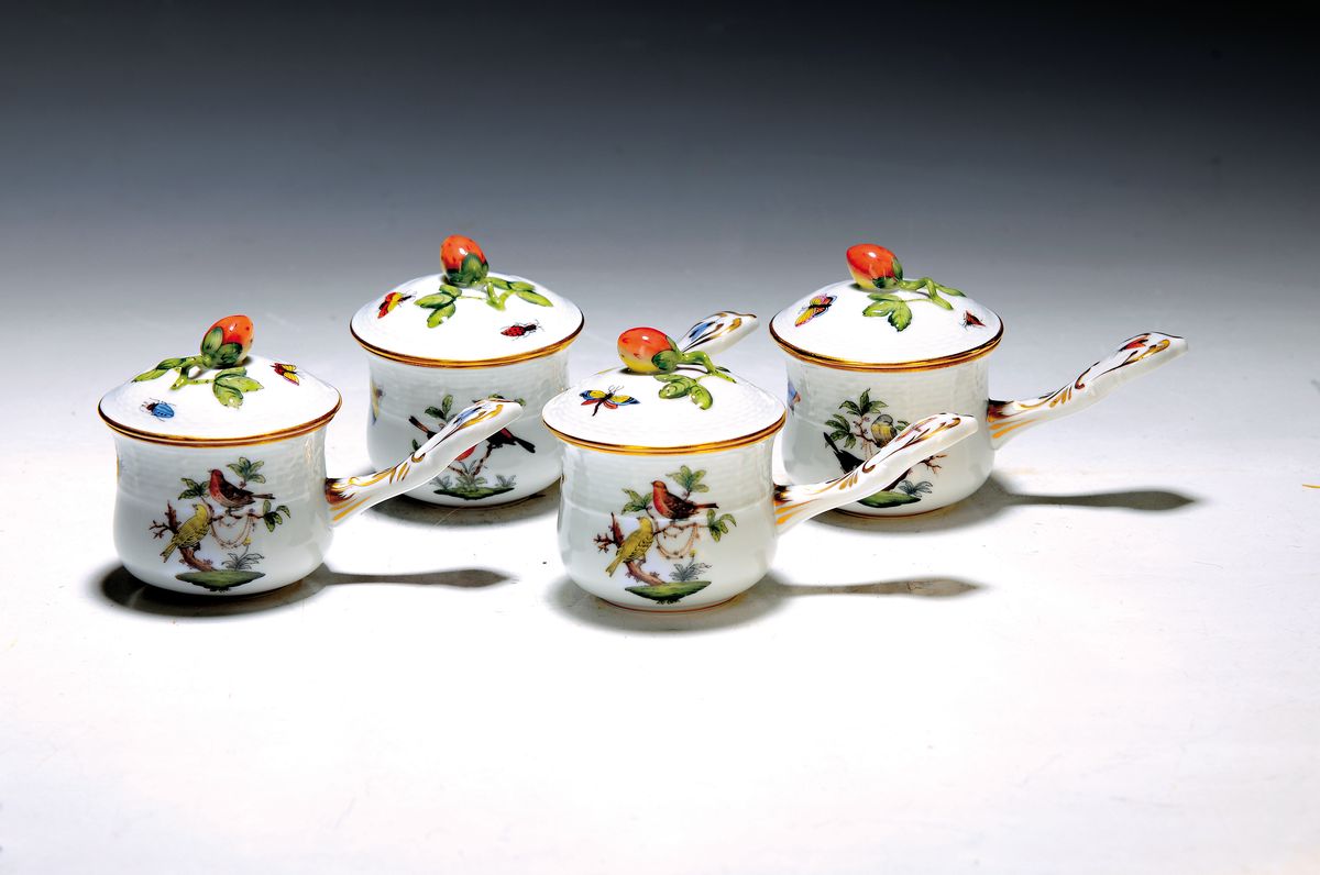 8 Creme-/Schokoladentassen, Herend, Ungarn, Dekor Rothschild, Porzellan, Goldstaffage, Deckelerdbeere, Alterssp.