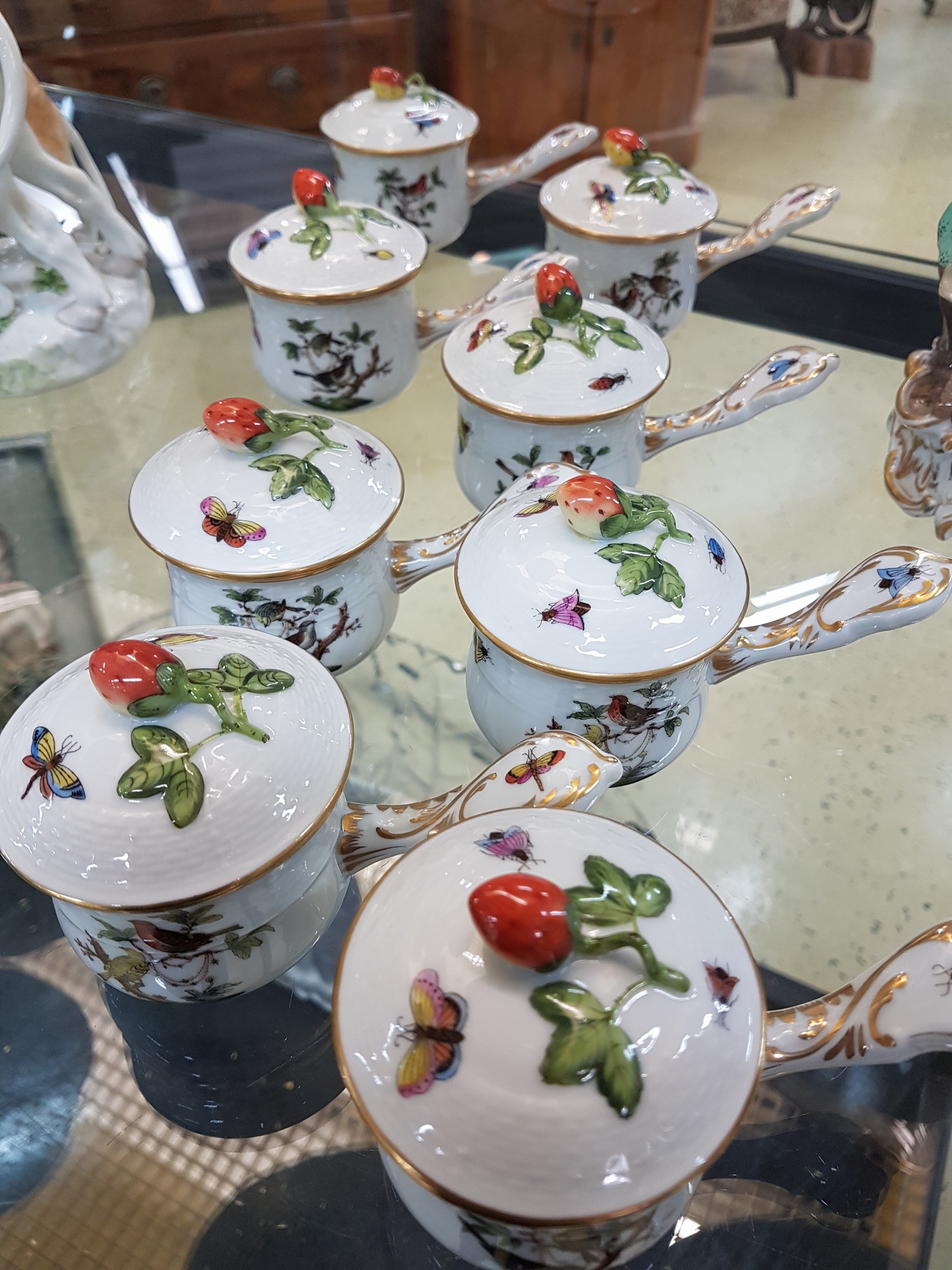 Detail a: 8 Creme-/Schokoladentassen, Herend, Ungarn, Dekor Rothschild, Porzellan, Goldstaffage, Deckelerdbeere, Alterssp.