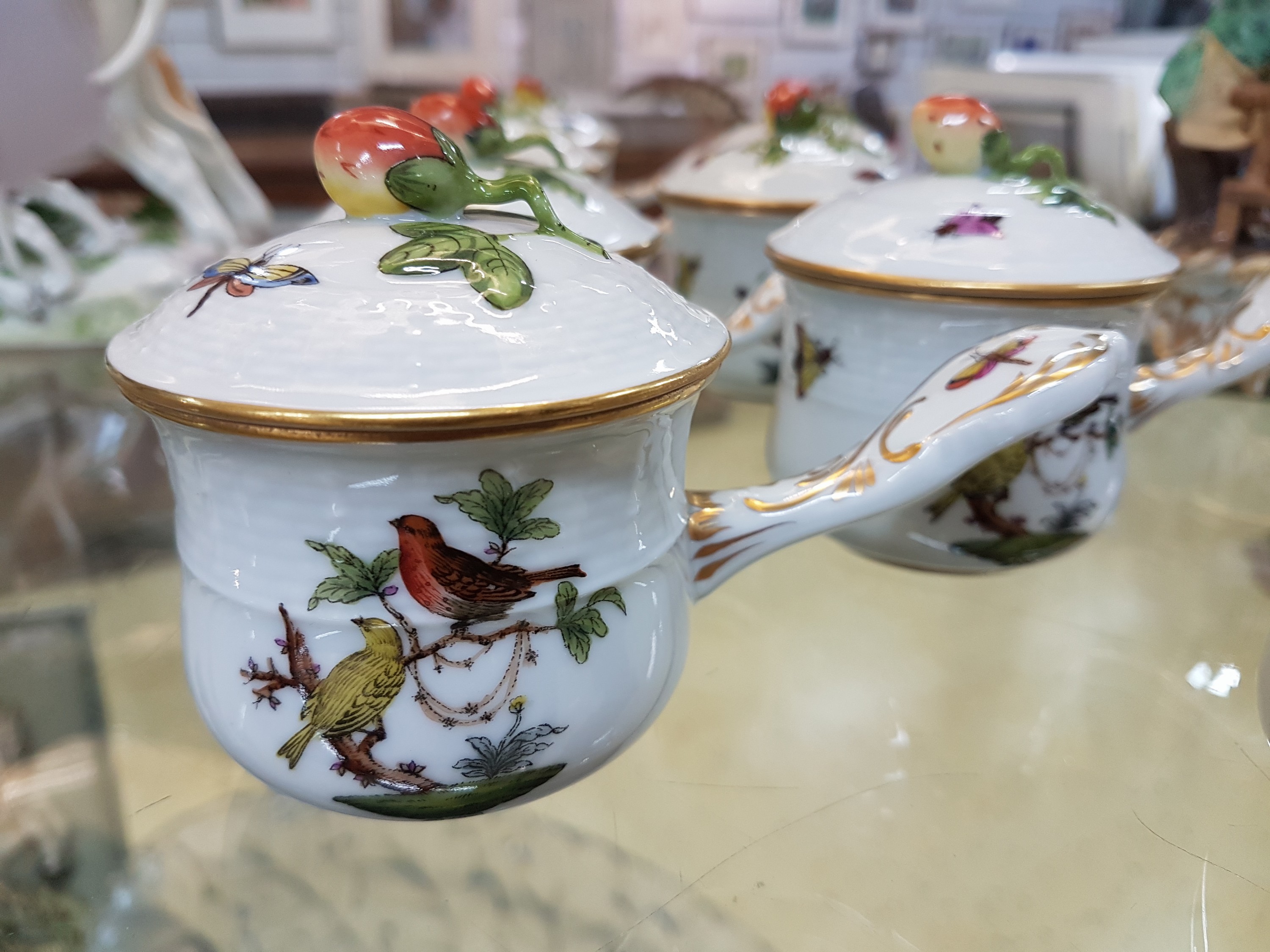 Detail c: 8 Creme-/Schokoladentassen, Herend, Ungarn, Dekor Rothschild, Porzellan, Goldstaffage, Deckelerdbeere, Alterssp.