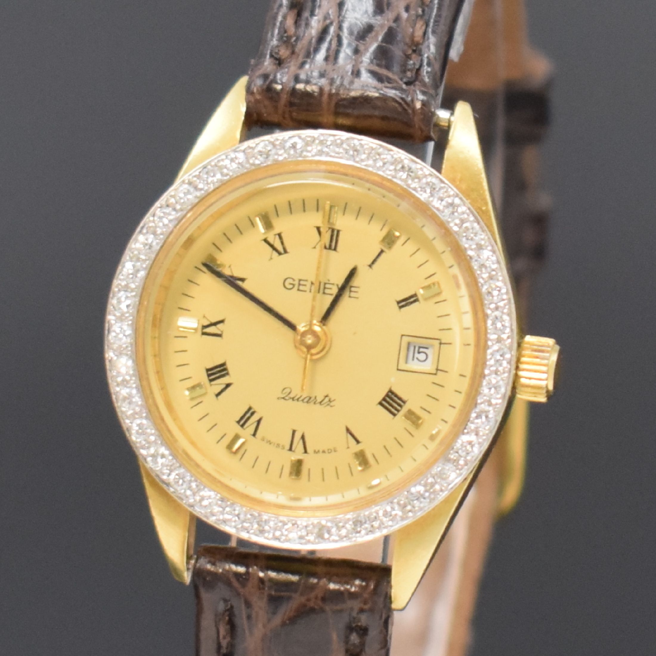 Detail a: GENEVE Damenarmbanduhr in GG/WG 750/000 mit Diamantlünette, Schweiz um 1985, quarz, Boden verschr., gold. Zifferbl. m. röm. Std. und aufgel. ...