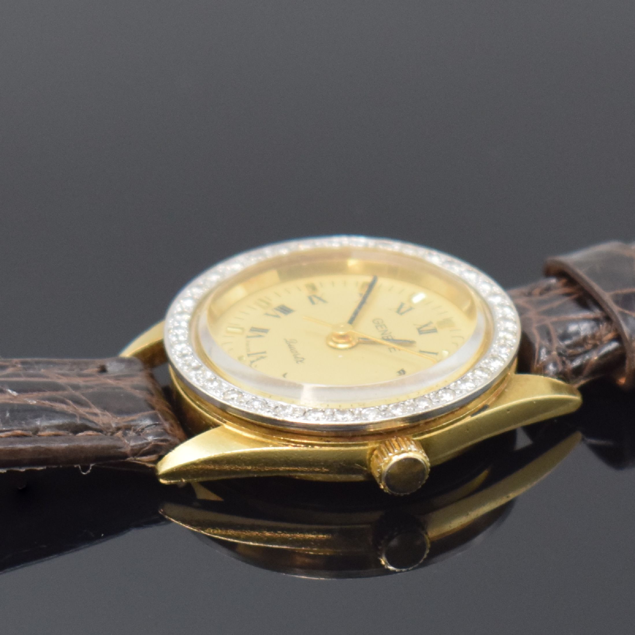 Detail b: GENEVE Damenarmbanduhr in GG/WG 750/000 mit Diamantlünette, Schweiz um 1985, quarz, Boden verschr., gold. Zifferbl. m. röm. Std. und aufgel. ...