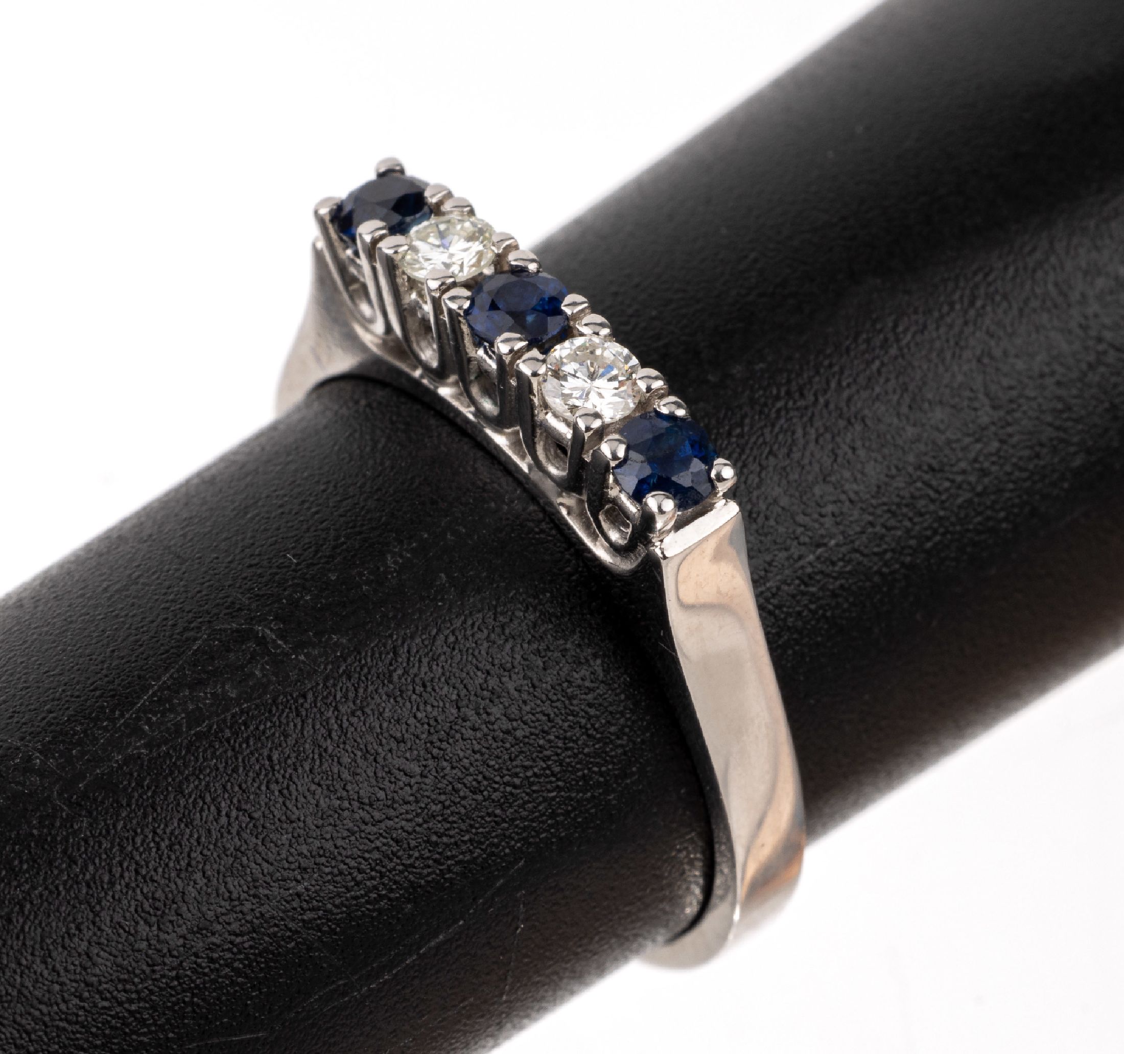 18 kt Gold Brillant-Saphir-Ring, WG 750/000, 3 rundfacett. Saphire zus. ca. 0.15 ct, 2 Brillanten zus. ca. 0.10 ct Weiß/si, RW 54, ca. 3.3 g