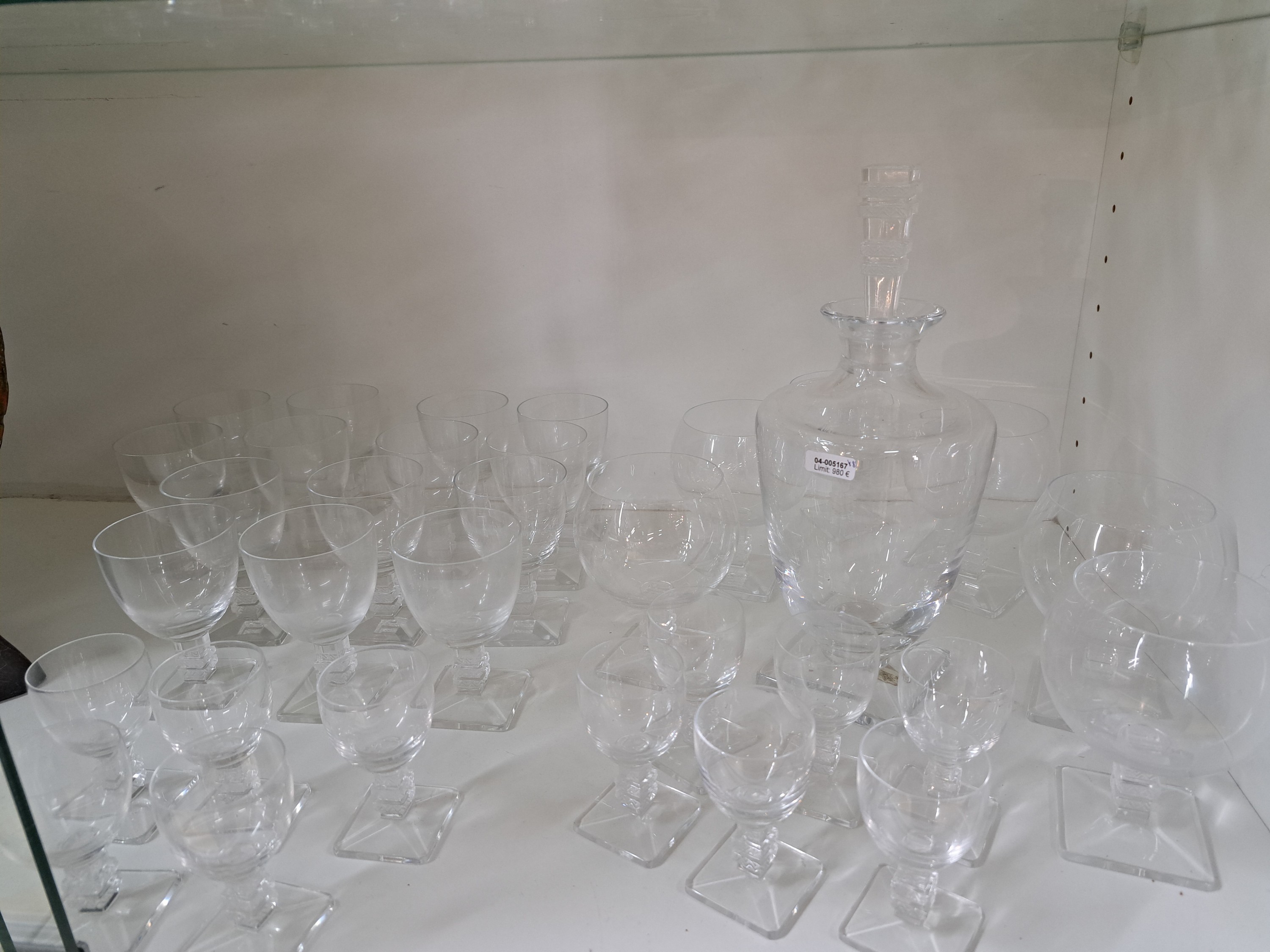 Detail a: Glasservice, Lalique, Frankreich, Form Argos, Kristallglas/Formglas, quadratischer Fuß. Für 12 Personen, Karaffe, 12 Champagnerflöten, 12 ...