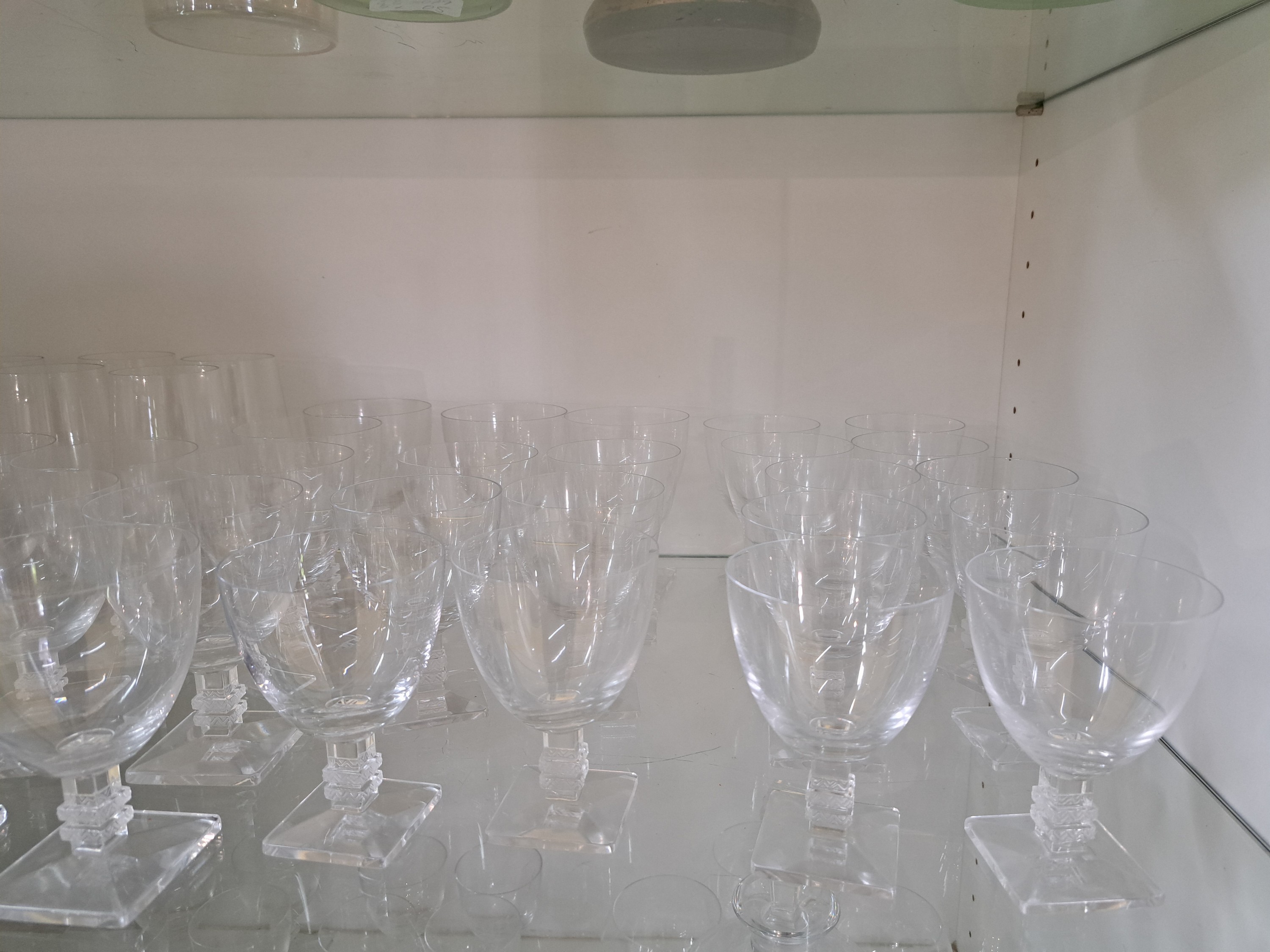 Detail b: Glasservice, Lalique, Frankreich, Form Argos, Kristallglas/Formglas, quadratischer Fuß. Für 12 Personen, Karaffe, 12 Champagnerflöten, 12 ...