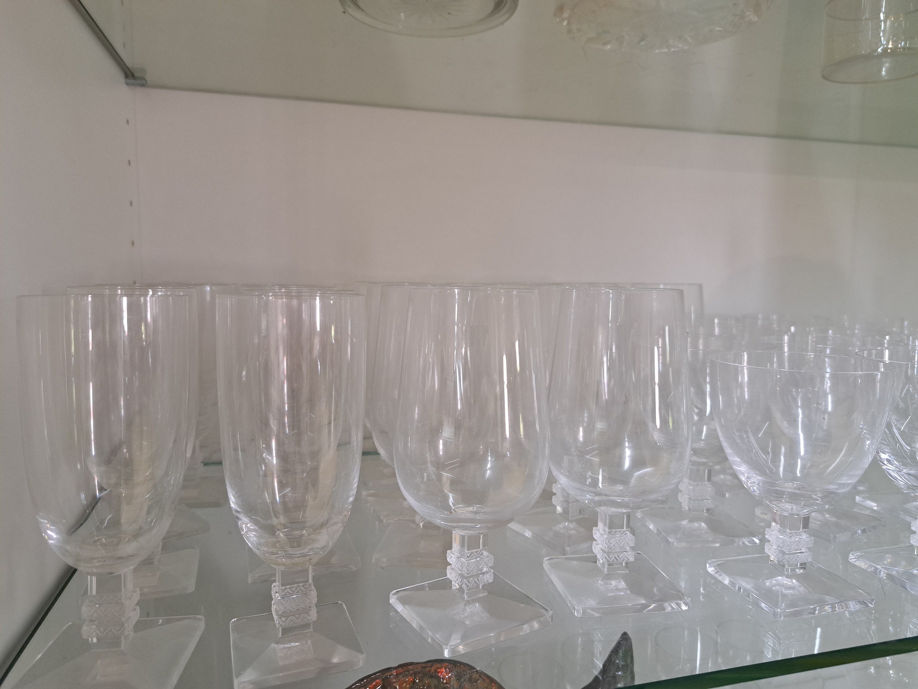 Detail c: Glasservice, Lalique, Frankreich, Form Argos, Kristallglas/Formglas, quadratischer Fuß. Für 12 Personen, Karaffe, 12 Champagnerflöten, 12 ...