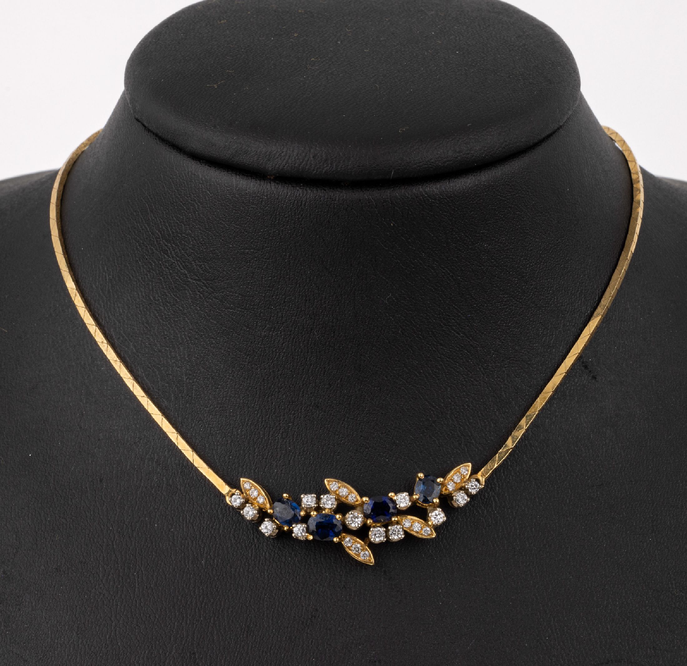 18 kt Gold Saphir-Brillant-Collier, GG 750/000, 4 ovalfacett. Saphire zus. ca. 1.10 ct, 28 Brillanten zus. ca. 0.38 ct Weiß/si, L. ca. 39 cm, ...