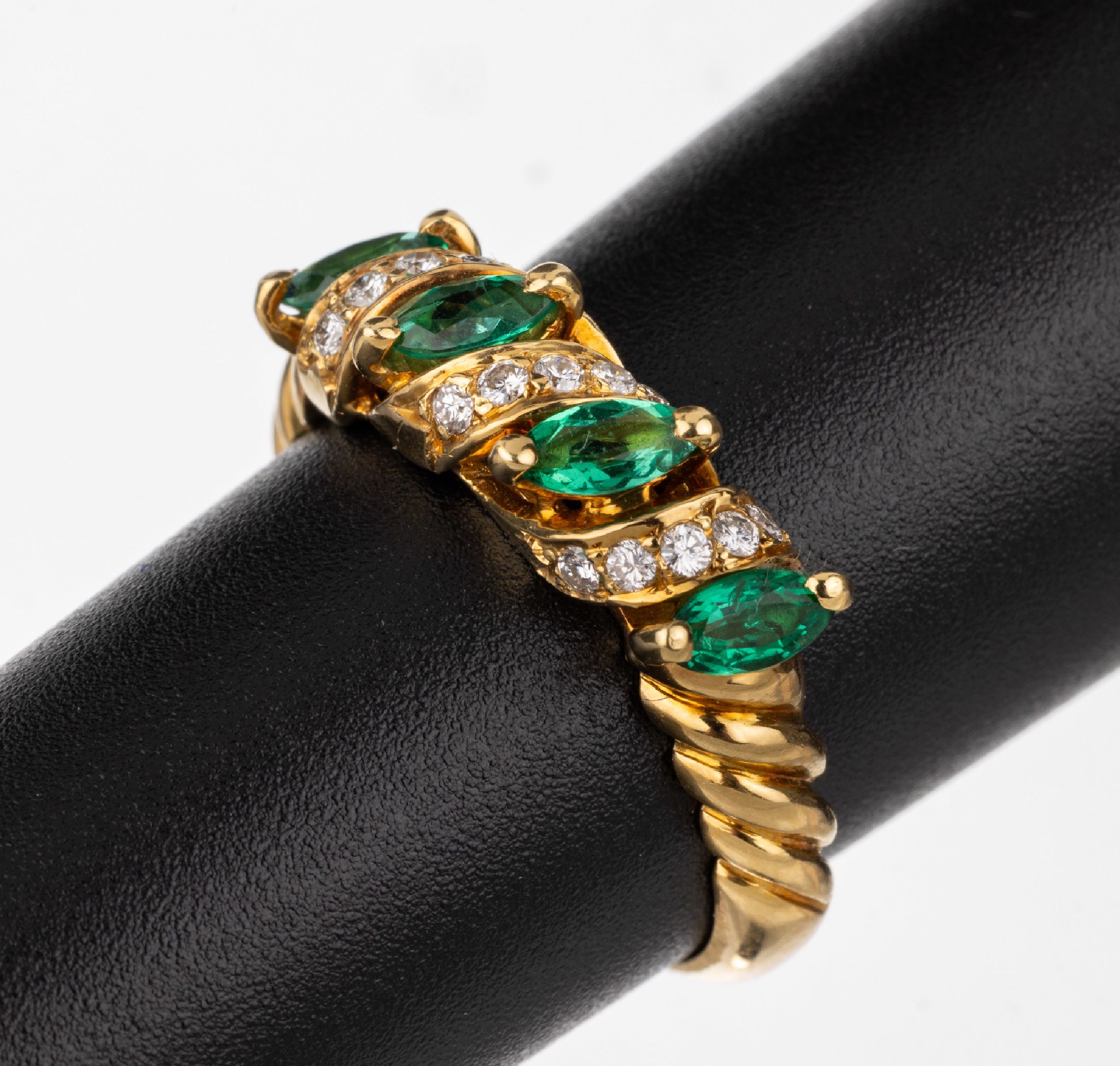 14 kt Gold Smaragd-Brillant-Ring, GG 585/000, 4 Smaragd-Navettes zus. ca. 0.35 ct, 15 Brillanten zus. ca. 0.15 ct Weiß/si, RW 55, ca. 4.0 g
