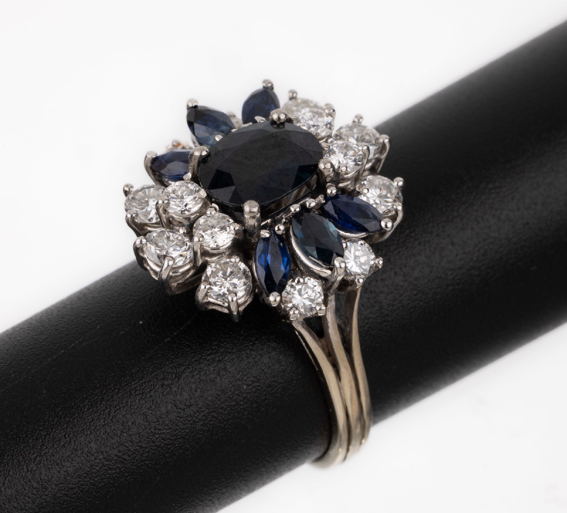 18 kt Gold Saphir-Brillant-Ring, WG 750/000, 1 ovalfacett. Saphir und 6 -navettes zus. ca. 3.0 ct, 14 Brillanten zus. ca. 1.30 ct feines Weiß/si, ...