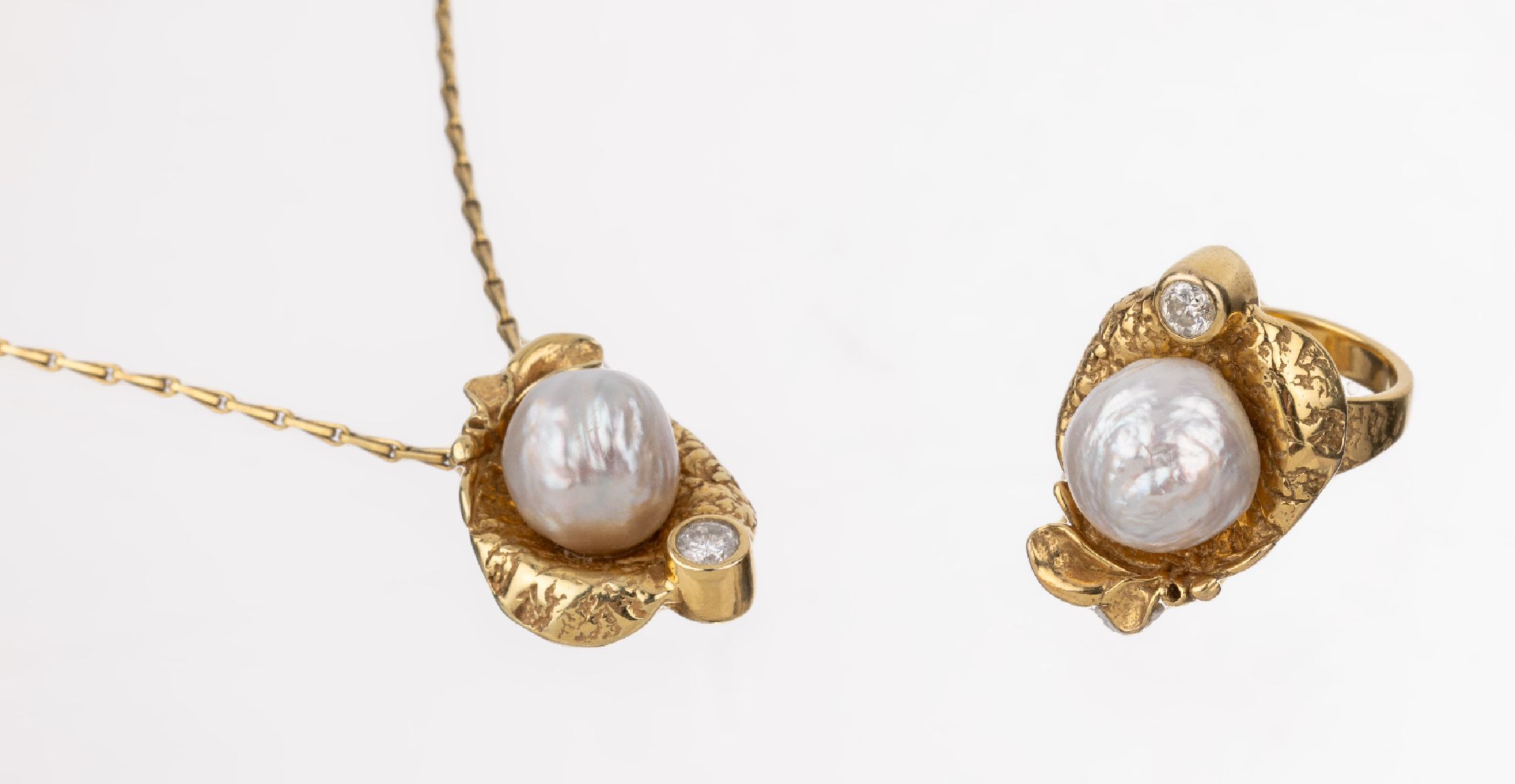 14 kt Gold Brillant-Perl-Schmuckset, GG 585/000, best. aus: 1 Ring, RW 54, und 1 Anhänger an Kette, L. ca. 40 cm, Federringschließe, abstrakte ...