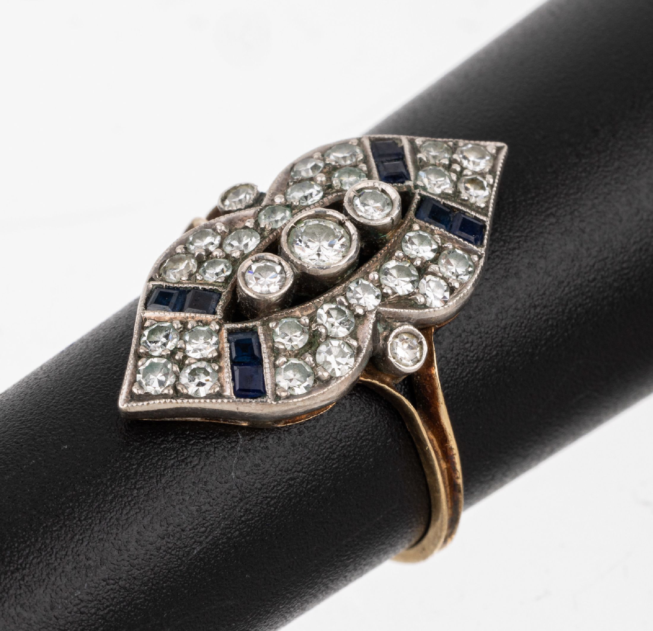 18 kt Gold Diamant-Saphir-Ring, GG/WG 750/000, im Stil des Art-Deco, 1 Brillant und 30 8/8-Diamanten zus. ca. 0.84 ct Weiß/si-p, 8 Saphir-Carrees ...